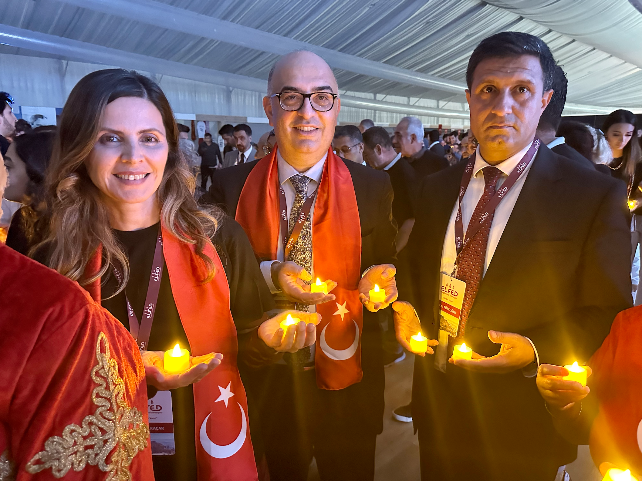 Elazığlıların, çayda çıra oyunuyla yaptığı ay ve yıldız koreografisi büyüledi,