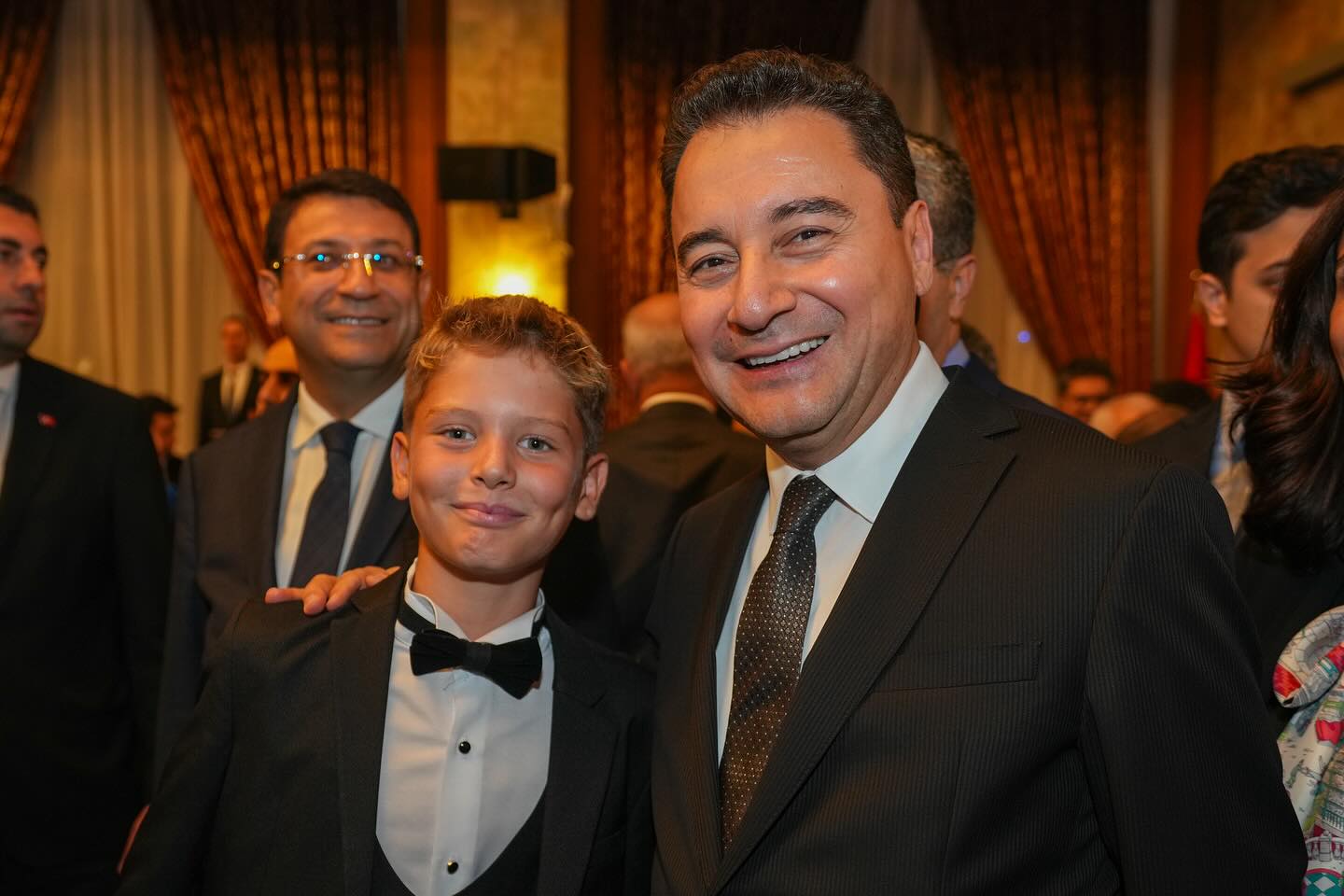 “DEVA Partisi Genel Başkanı Ali Babacan, TBMM 28. Dönem 2. Yasama Yılı Açılış Resepsiyonunda Parti Milletvekilleriyle Bir Araya Geldi”