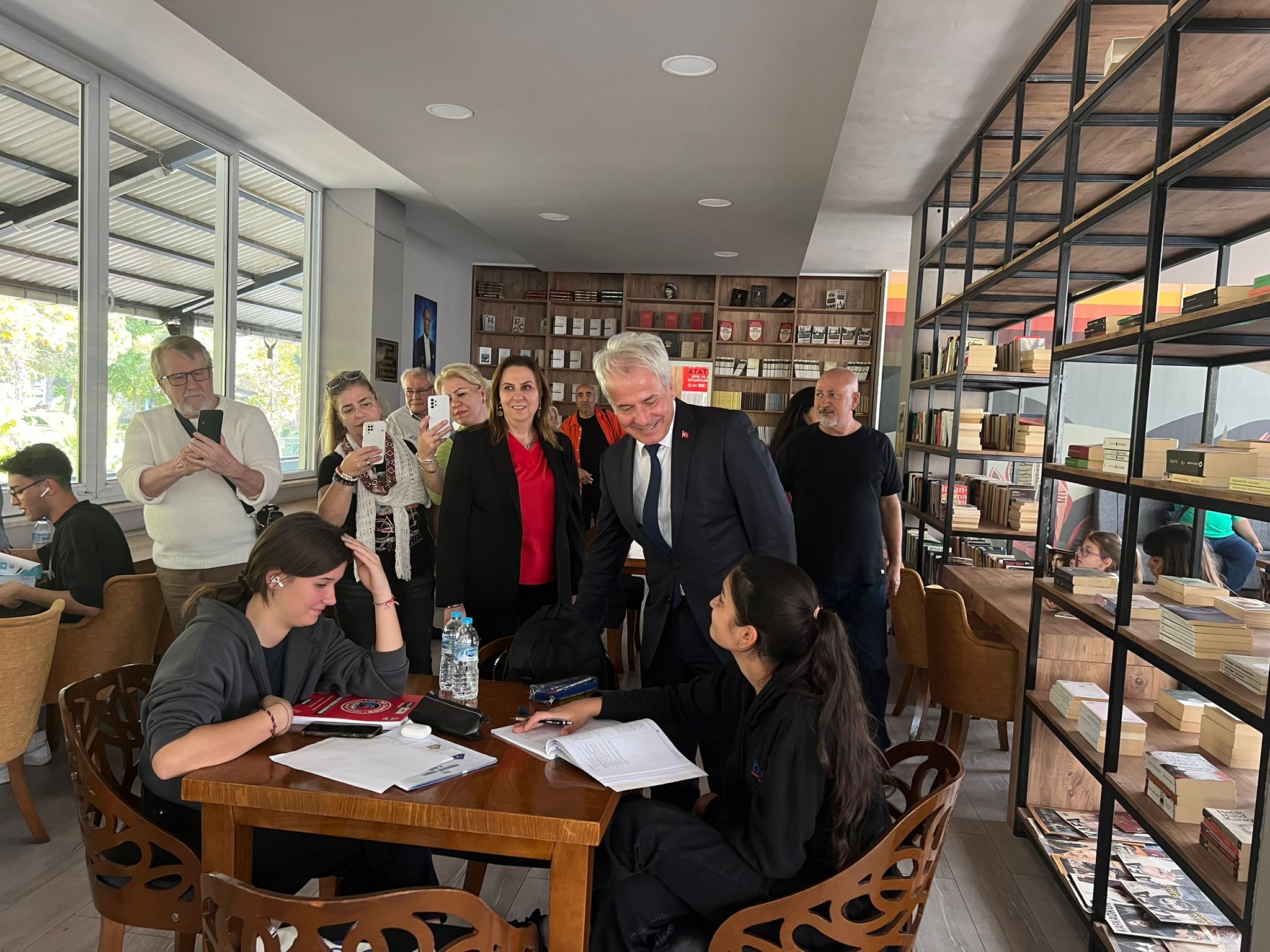 Susurluk Belediyesi’nin “Sanat Sokağı” Projesi Susurluklu Kadınları Ekonomik Olarak Destekliyor