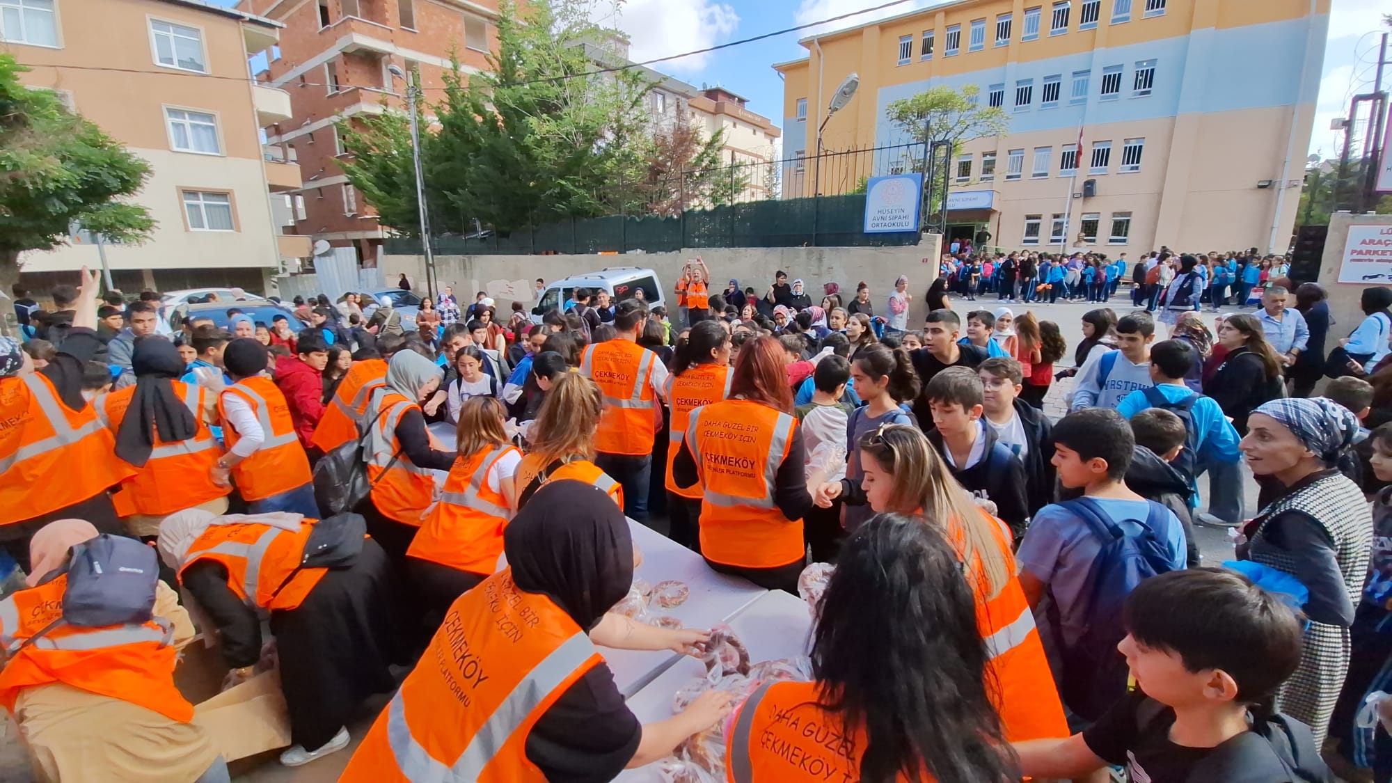 Çekmeköy Sevenler Platformu, Hüseyin Avni Sipahi Okulu Önünde Simit ve Meyve Suları Dağıttı