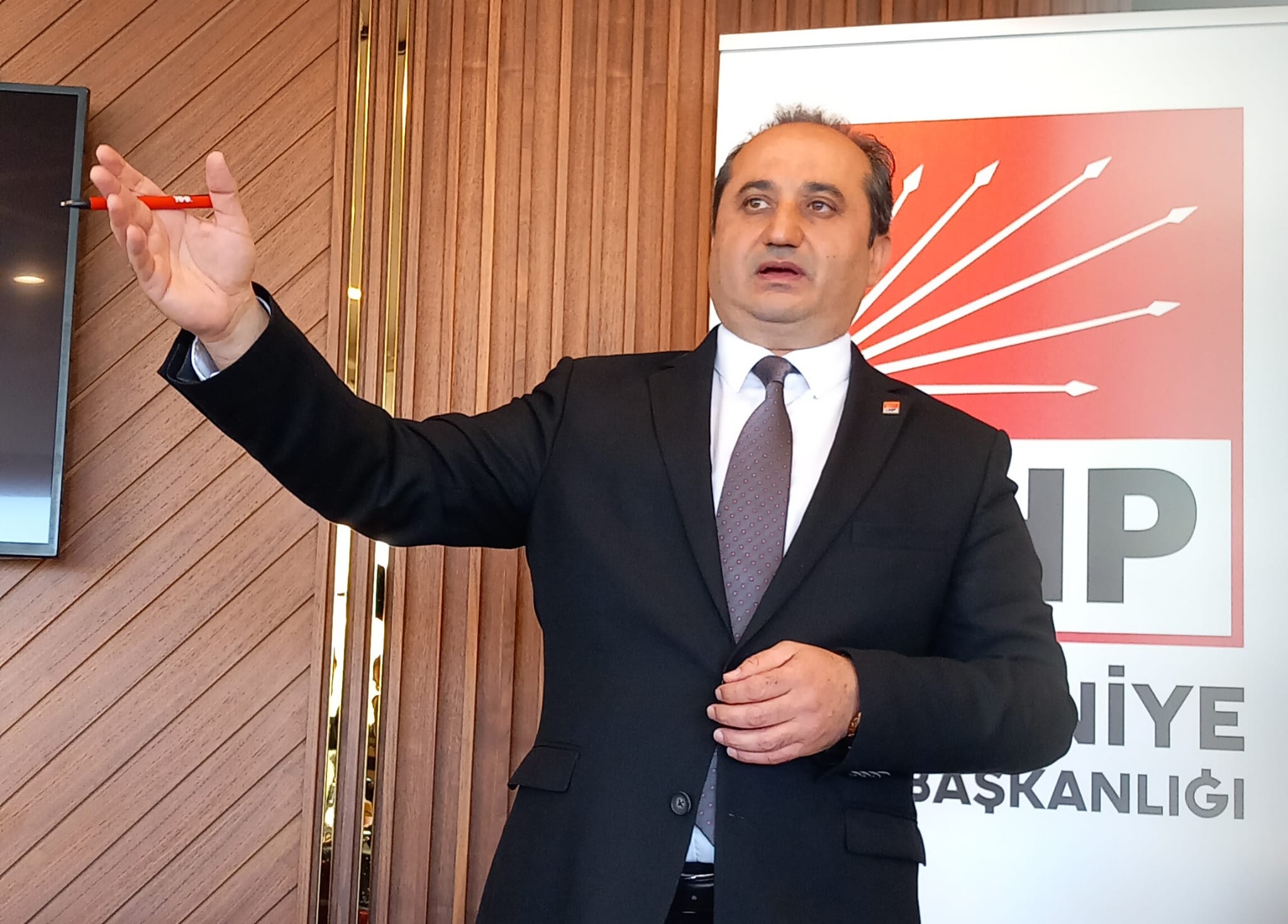 Ümraniye’de Siyasi Diyaloğun Güçlenmesi: CHP İlçe Başkanı Av. Hakan Kızılelma, DEM Partisi İlçe Başkanlığına Misafirperverlikle Karşılık Verdi