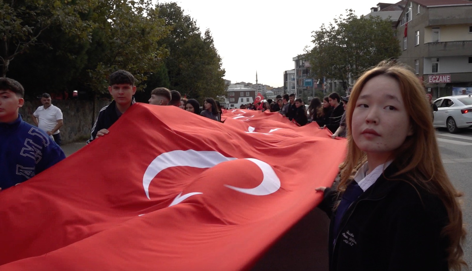 Siyaset Bilimci Sabri Şenel Yazdı: “Devletin Temeli Tek Dildir, Tek Bayraktır, Tek Kimliktir”
