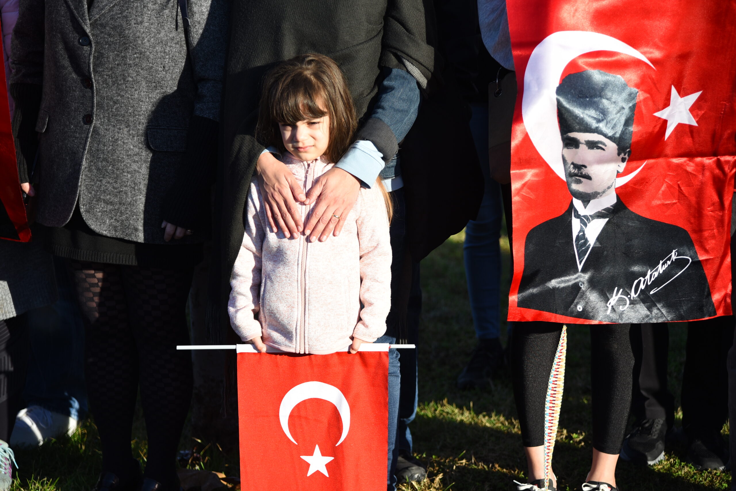 KADIKÖY’DE BİNLERCE KİŞİ ATA’YA SAYGI ZİNCİRİ OLUŞTURDU