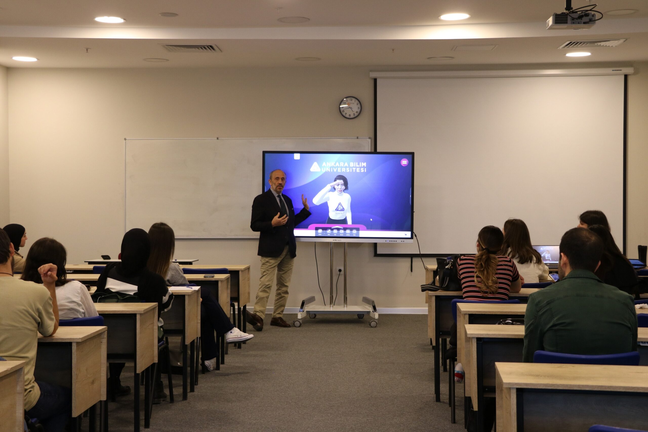 Yapay zeka Cere, üniversitede derse katılıp öğrencilere Shakespeare anlatıyor