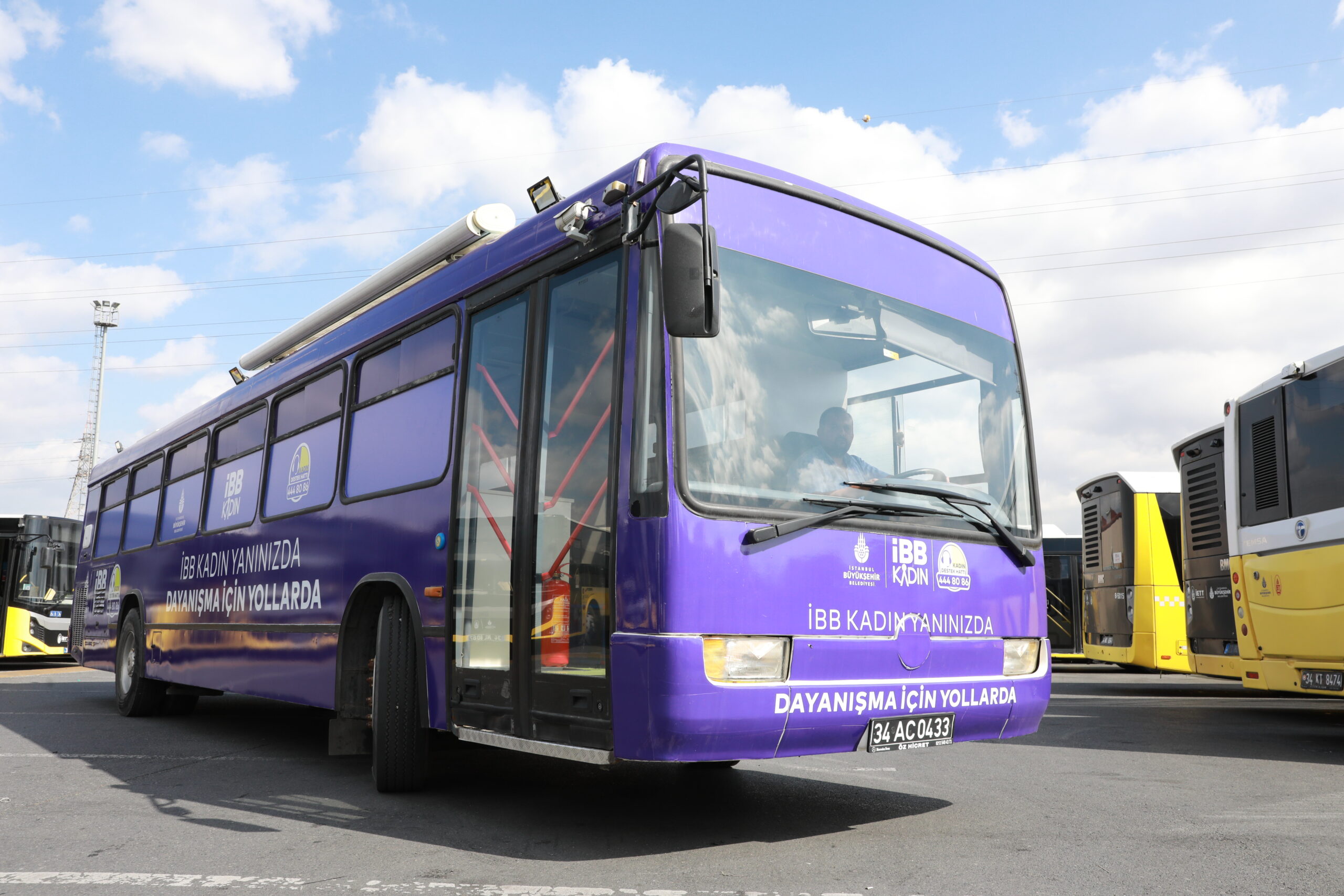 MOR OTOBÜS YOLA ÇIKIYOR