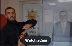 Gemlik’te Vatandaş İsrail Protestosunu AKP İlçe Binasına Kola Dökerek Gerçekleştirdi”