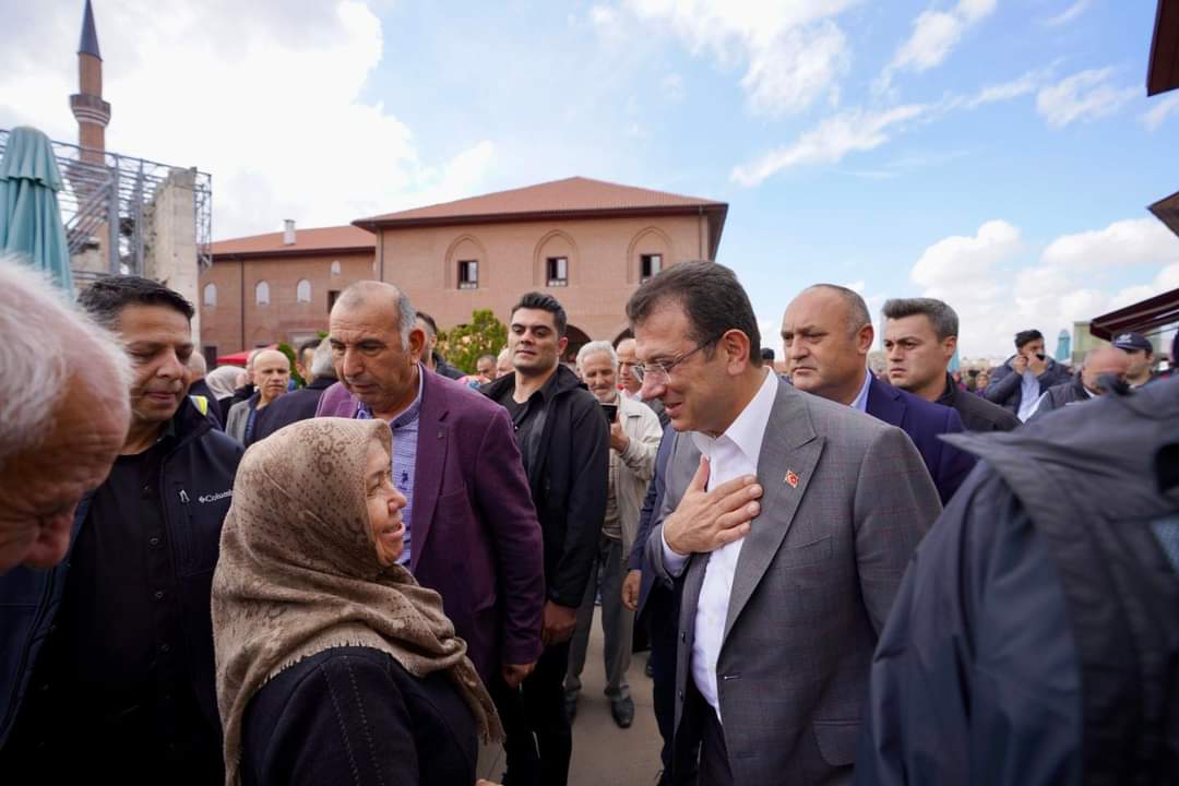 Ankaralılar, İstanbul Belediye Başkanı Ekrem İmamoğlu’nu Hacı Bayram Camii’nde Coşkuyla Karşıladı
