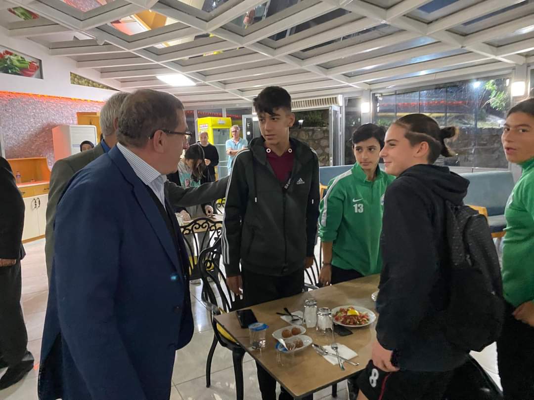 Armutlu Belediye Başkanı Mustafa Tokat, Futbol Takımlarıyla Akşam Yemeğinde Buluştu