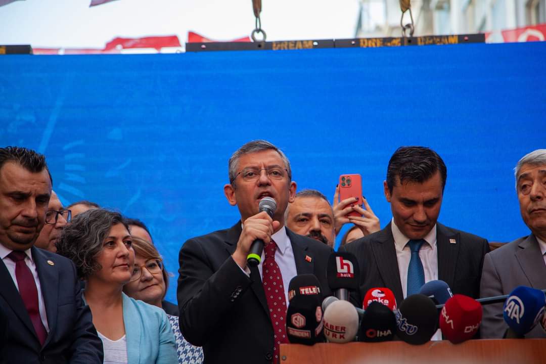 CHP Genel Başkanı Özgür Özel Manisa’da Coşkuyla Karşılandı