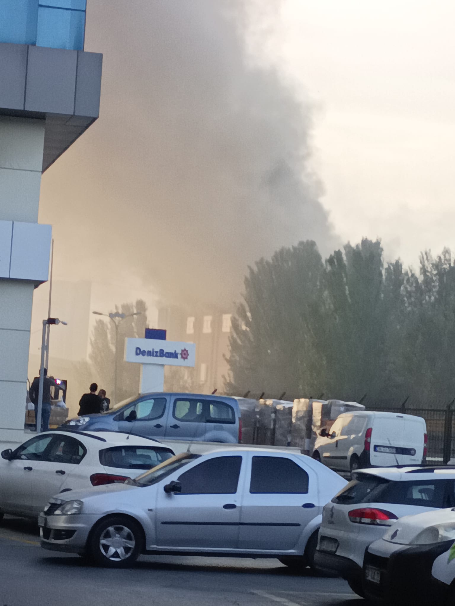 İstanbul İkitelli Sanayi Sitesinde Sabaha Karşı Çıkan Yangın İtfaiyeyi Zorluyor