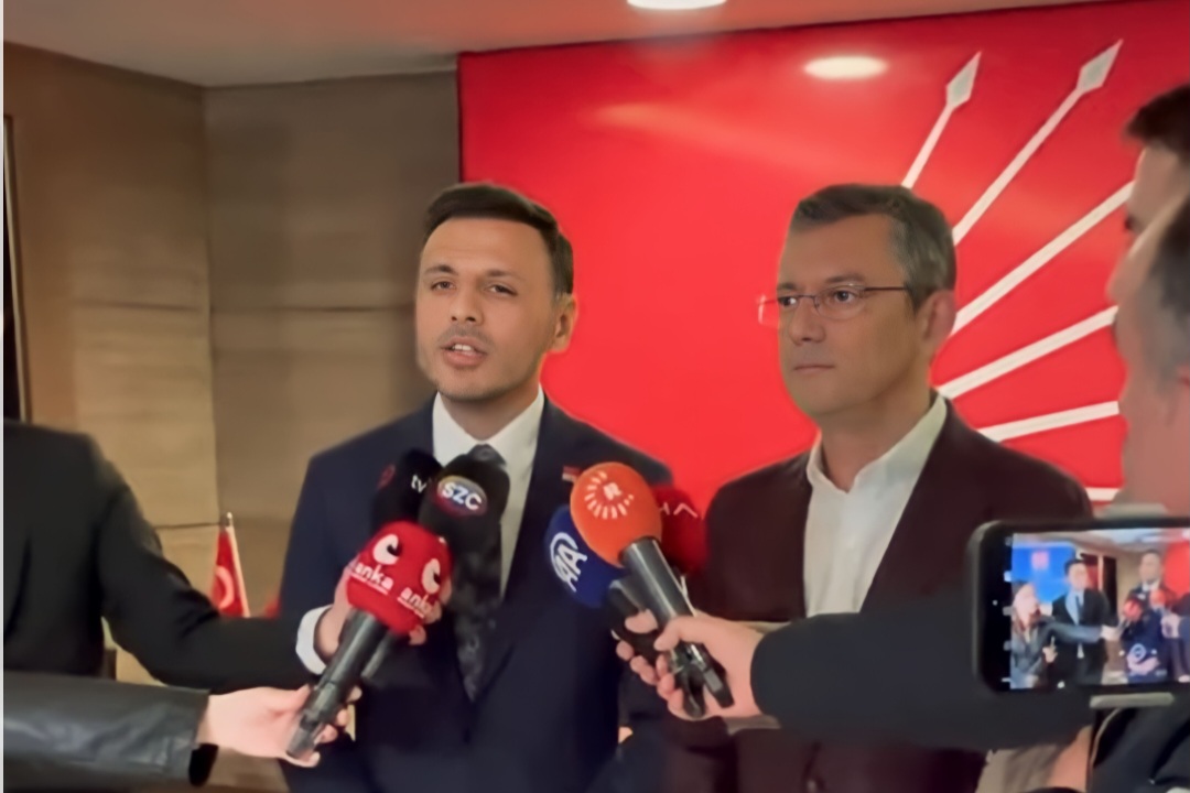 “CHP İstanbul İl Başkanı Özgür Çelik, Kurultay Delegelerinin İmzalarını CHP Genel Başkan Adayı Özgür Özel’e Teslim Etti”