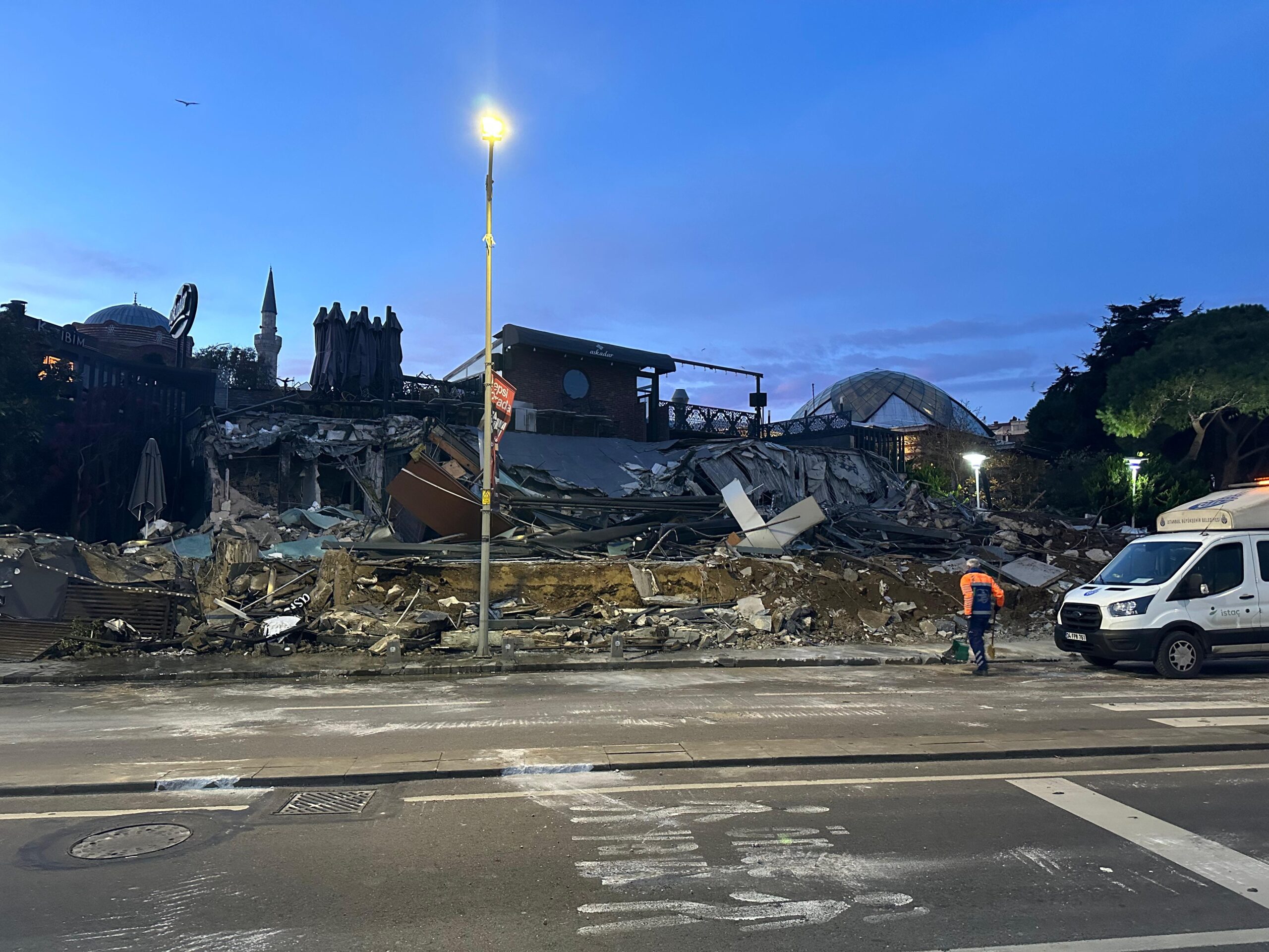 ÜSKÜDAR SAHİLİ BİR KAÇAK YAPIDAN DAHA KURTARILDI 