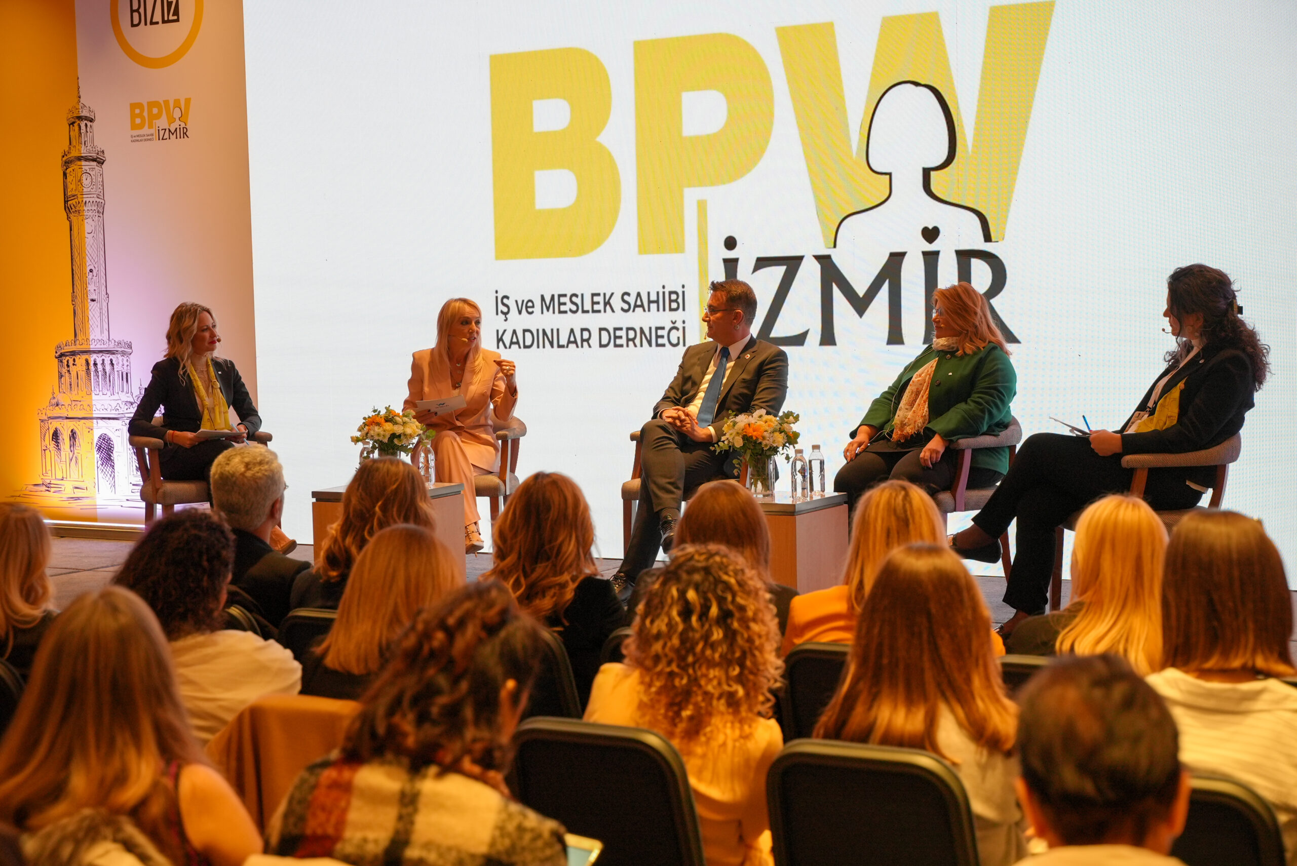İŞ DÜNYASININ GÜÇLÜ KADINLARI İZMİR’DE BİR ARAYA GELDİ!