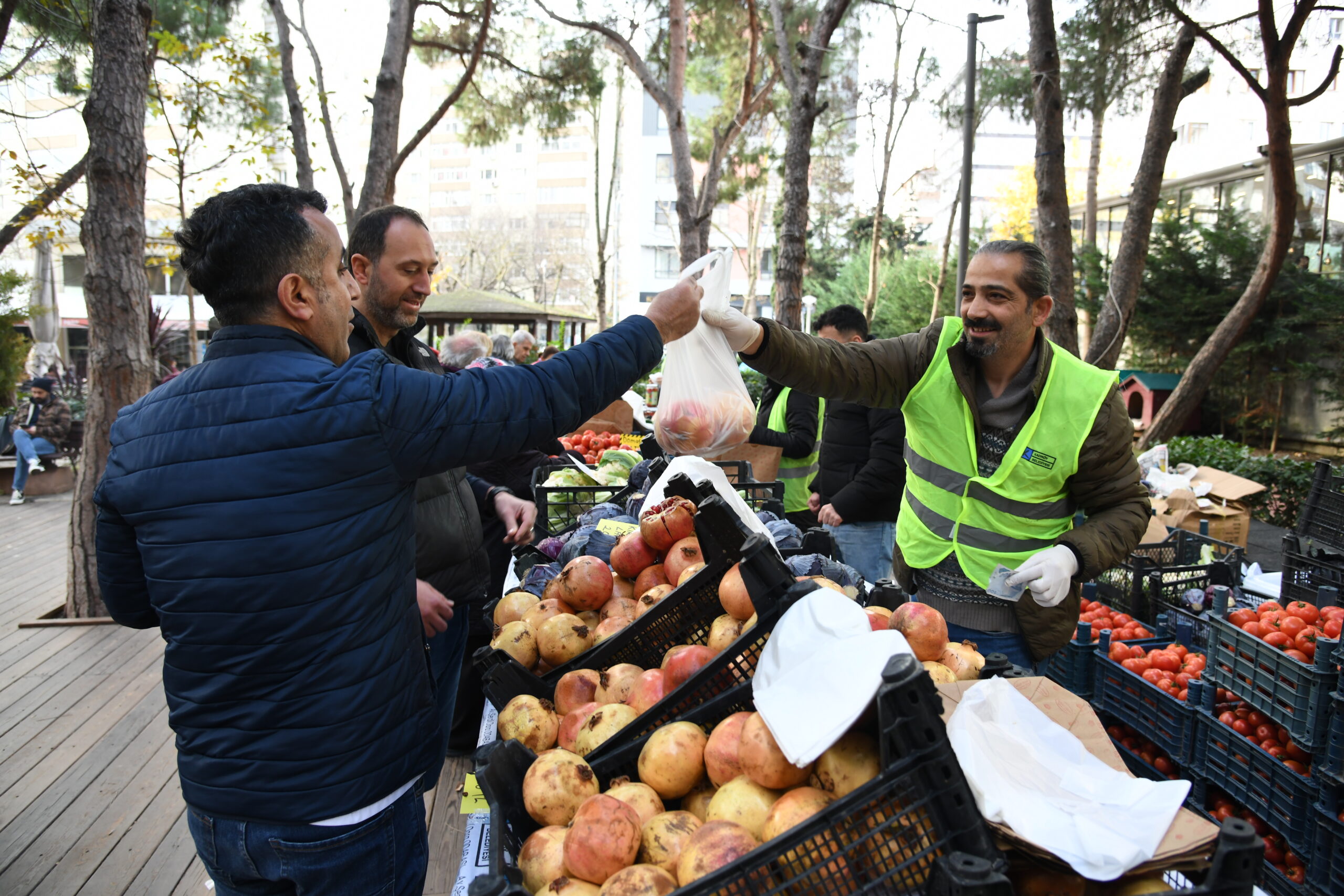 KADIKÖY BELEDİYESİ, DEPREMZEDE ÇİFTÇİLERLE DAYANIŞMAYA DEVAM EDİYOR
