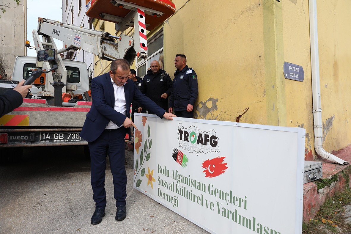 Bolu Belediye Başkanı Tanju Özcan, Afgan Derneği Tabelasını İndirdi: “Ben Zaten Bunların Bir Araya Gelmesine Karşıyım”