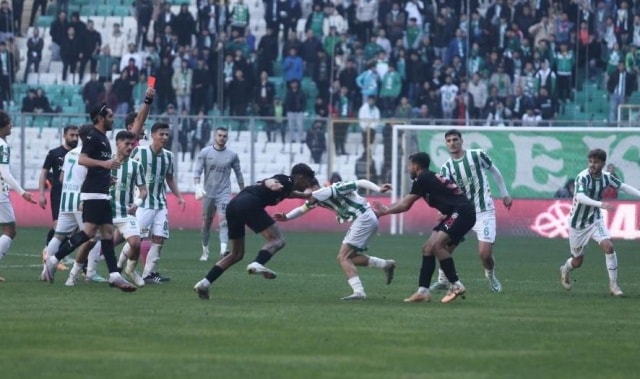 “Skandal Olay: Bursaspor Takımı, Diyarbekirspor’lu Futbolcuyu Soyunma Odasına Kadar Kovaladı”