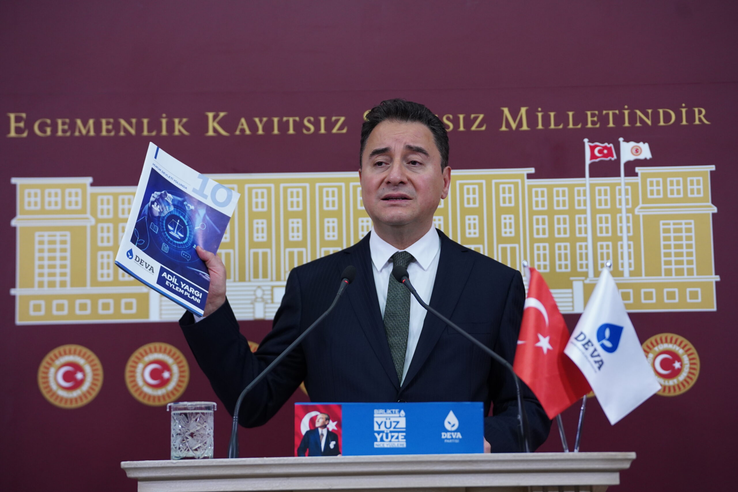 DEVA Partisi Genel Başkanı Ali Babacan, TBMM’de düzenlenen haftalık değerlendirme toplantısında basın mensuplarıyla bir araya geldi.
