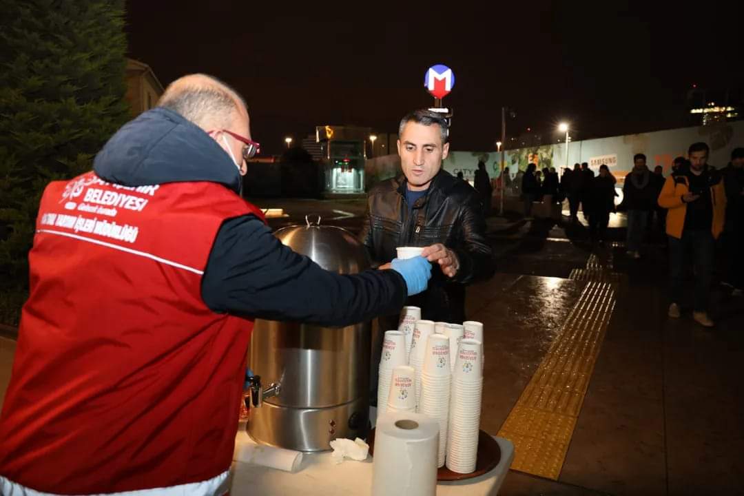 Ataşehir Belediye Başkanı Battal İlgezdi, Sıcak Çorbalarla Vatandaşların Yüzünü Güldürüyor