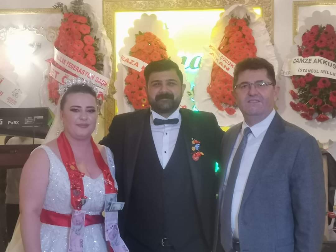 “Çekmeköy Belediye Başkan Adayı Orhan Çerkez’in Danışmanı Deniz Demiralp Mutluluğa İlk Adımı Attı: Gözde Pektaş ile Dünya Evine Girdi!”