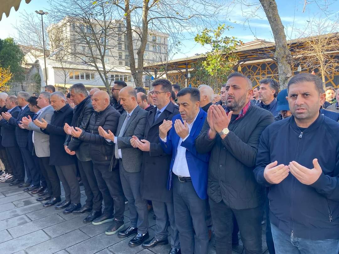 “Çekmeköy’de Acı Kayıp: Muhtarın Ailesine Destek”