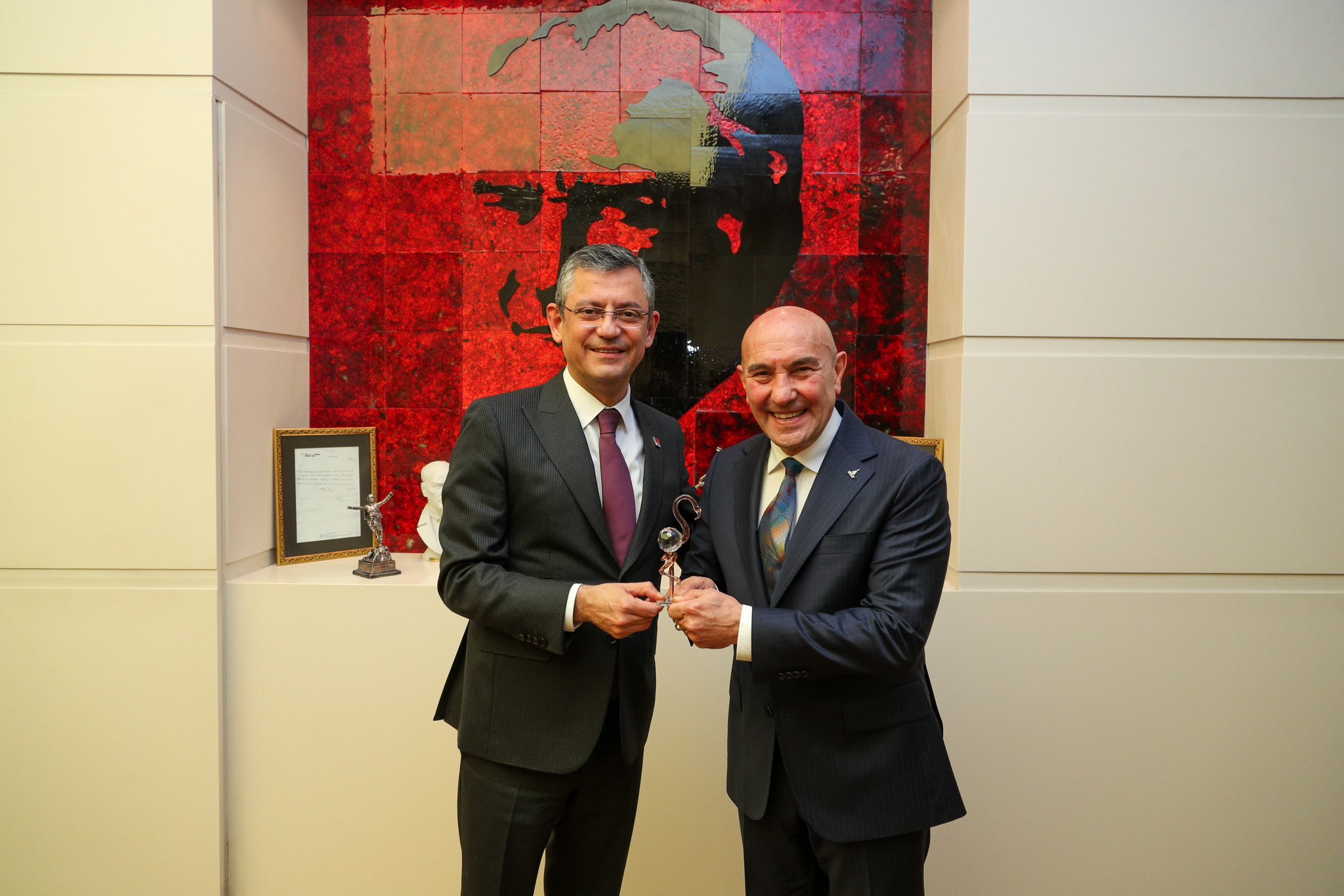 İzmir Büyükşehir Belediye Başkanı Tunç Soyer, CHP Genel Başkanı Özgür Özel ile Görüştü