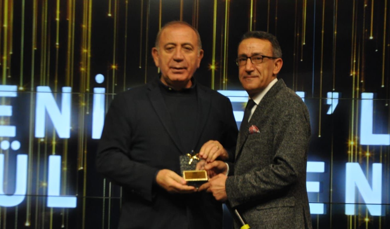 Gürsel Tekin’e Yılın Siyaset Ödülü: Halk İçin Özverili Mücadelesine Tanıma