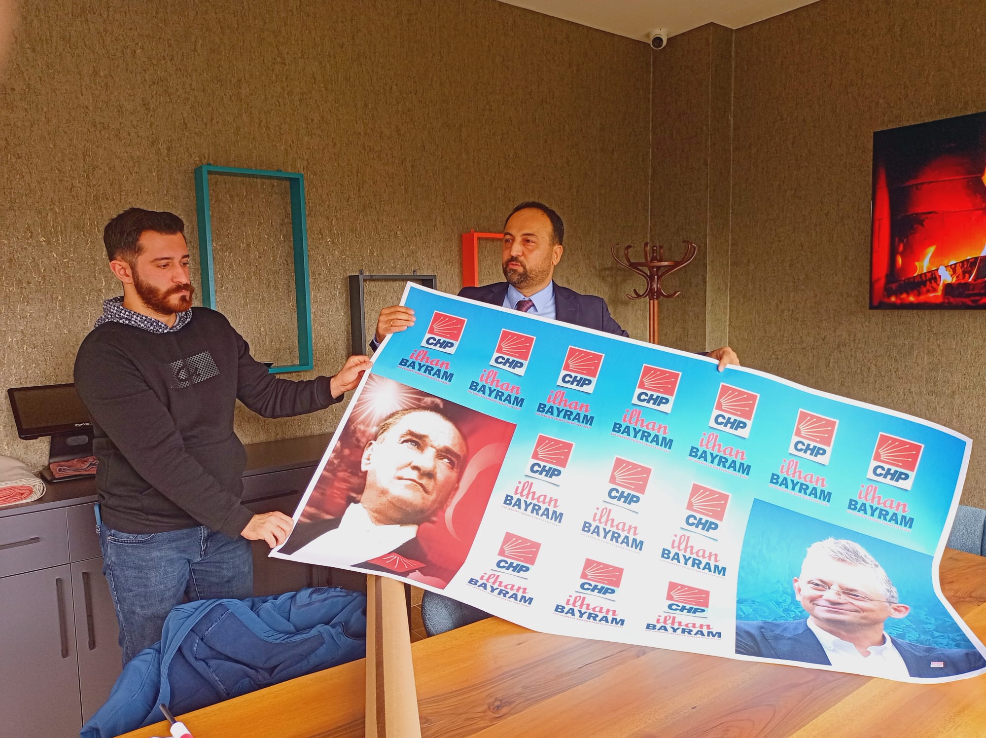 “İlhan Bayram’ın Adaylık Pankartı Çekmeköy’de Olay Yarattı: Müsaderede Bulunuldu!”