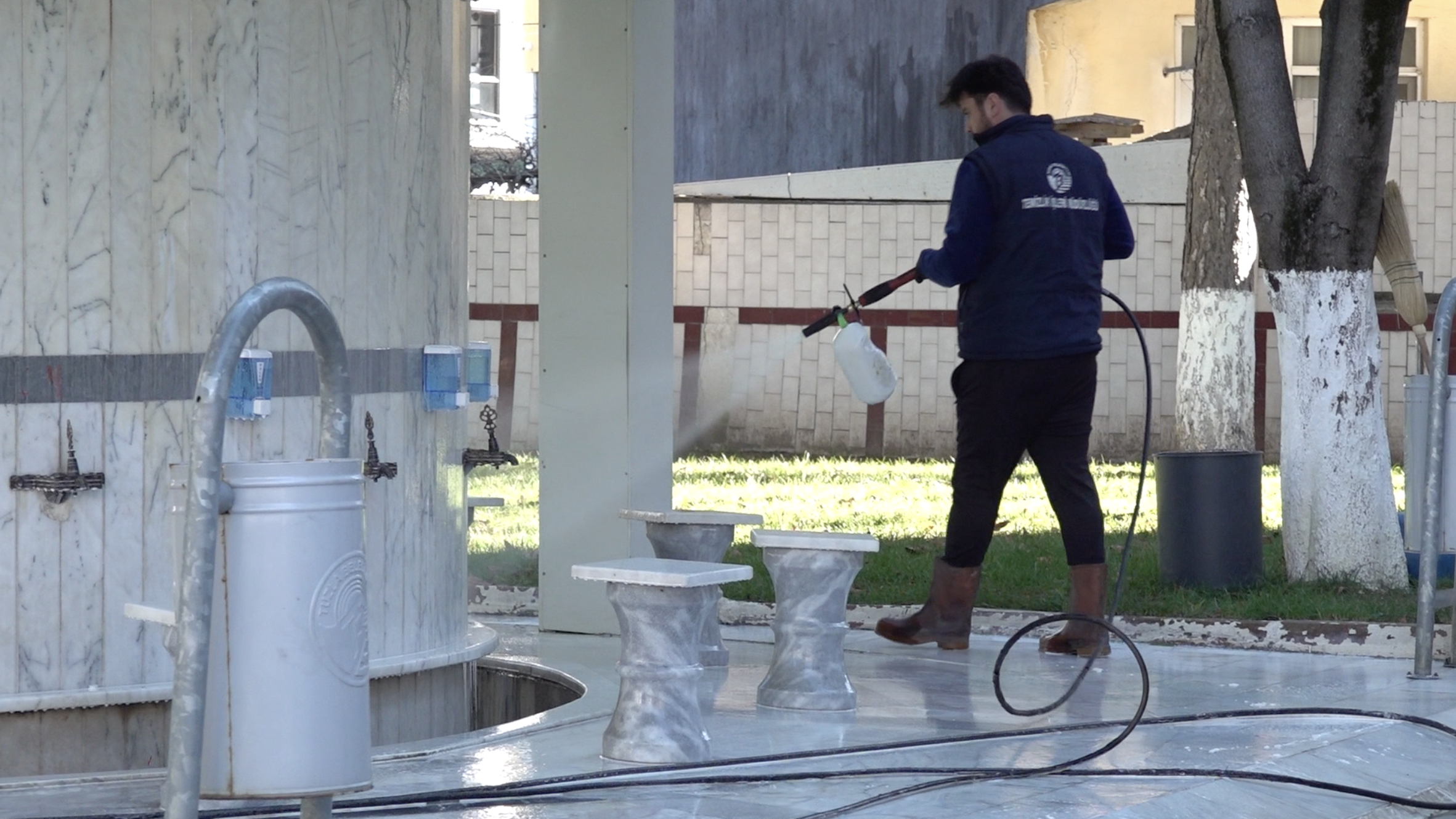 Tuzla Belediyesi, ibadethaneleri çok fonksiyonlu araçlarla temizliyor