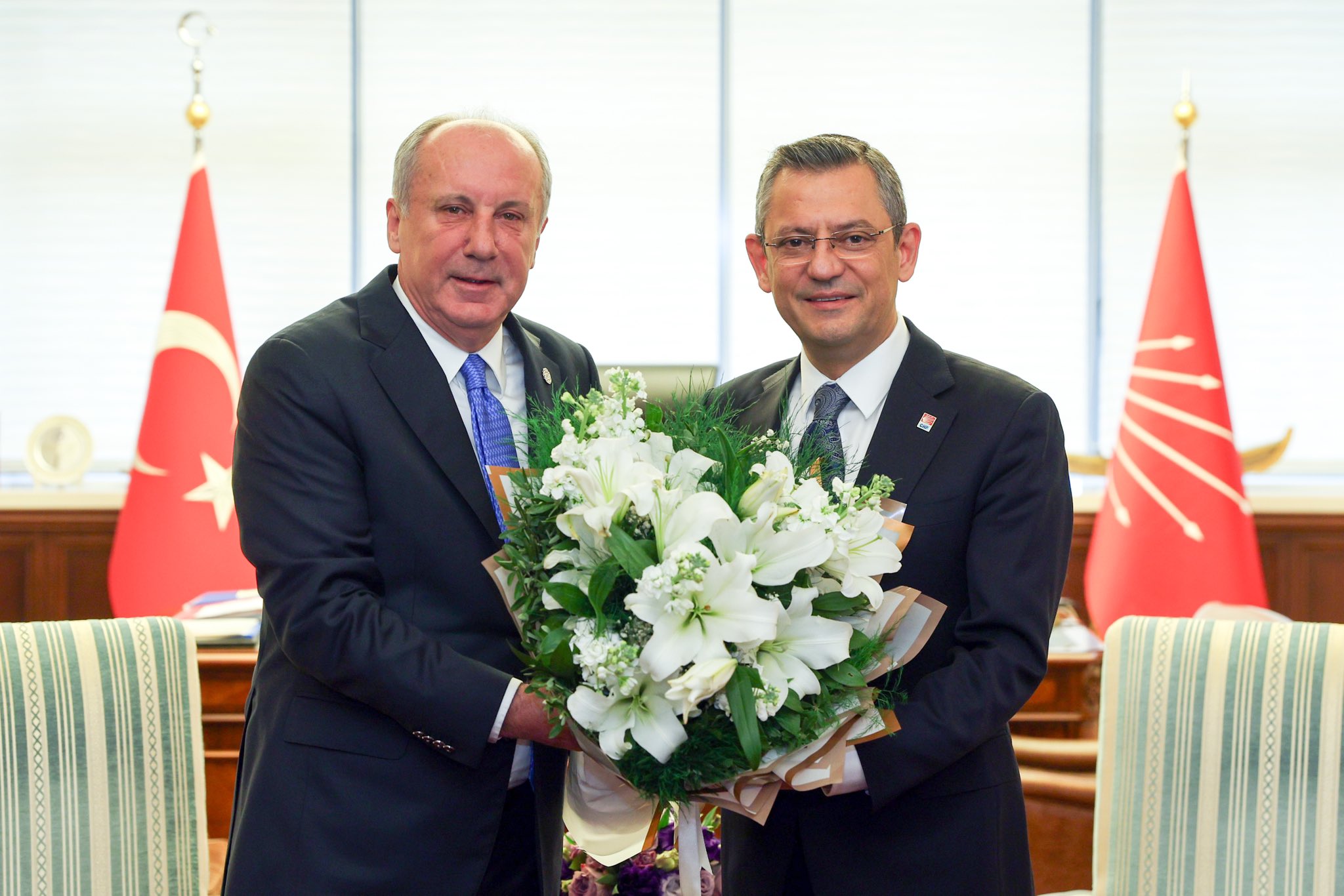 Muharrem İnce, CHP Genel Merkezi’ni Ziyaret Ederek Özgür Özel ile Görüştü