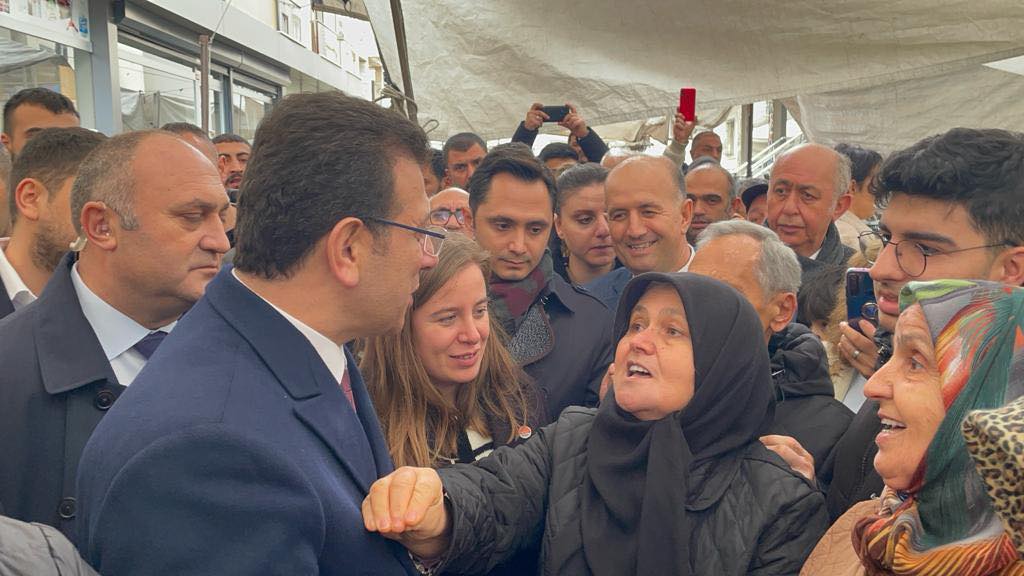Ekrem İmamoğlu, Pazarda Fiyatlardan Dert Yanan Vatandaşa Cevap Verdi