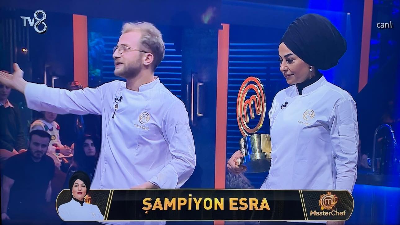 MasterChef Türkiye’de Heyecanlı Final: Esra Şampiyon Oldu, Ancak Canlı Yayında Şok Anlar!”