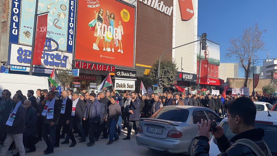 Üzücü Bir Günde Malatya’da Filistin’e Destek Yürüyüşü: 9 Şehit Verilen Günde Toplanan Kalabalık, Filistin’e Dayanışma Gösterdi”