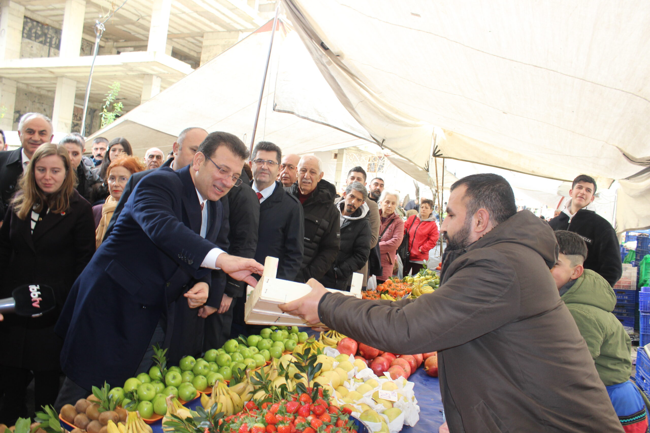 İstanbul Büyükşehir Belediye Başkanı Ekrem İmamoğlu, Çekmeköy Ziyaretinde Projeleri İnceledi ve Vatandaşlarla Buluştu”
