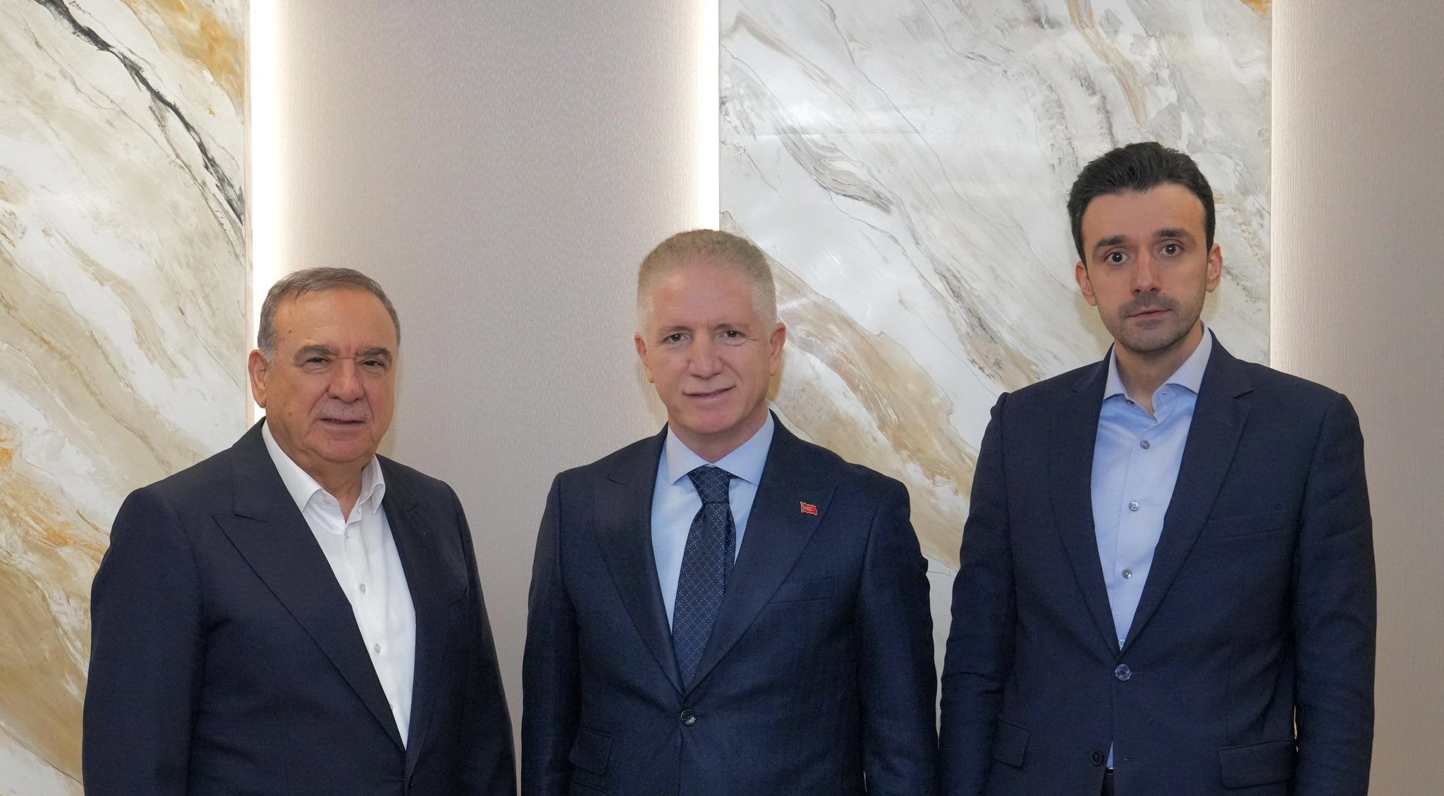 İstanbul Valisi Davut Gül, LC Waikiki Yöneticilerini Ziyaret Ederek Teşekkür Belgesi Takdim Etti