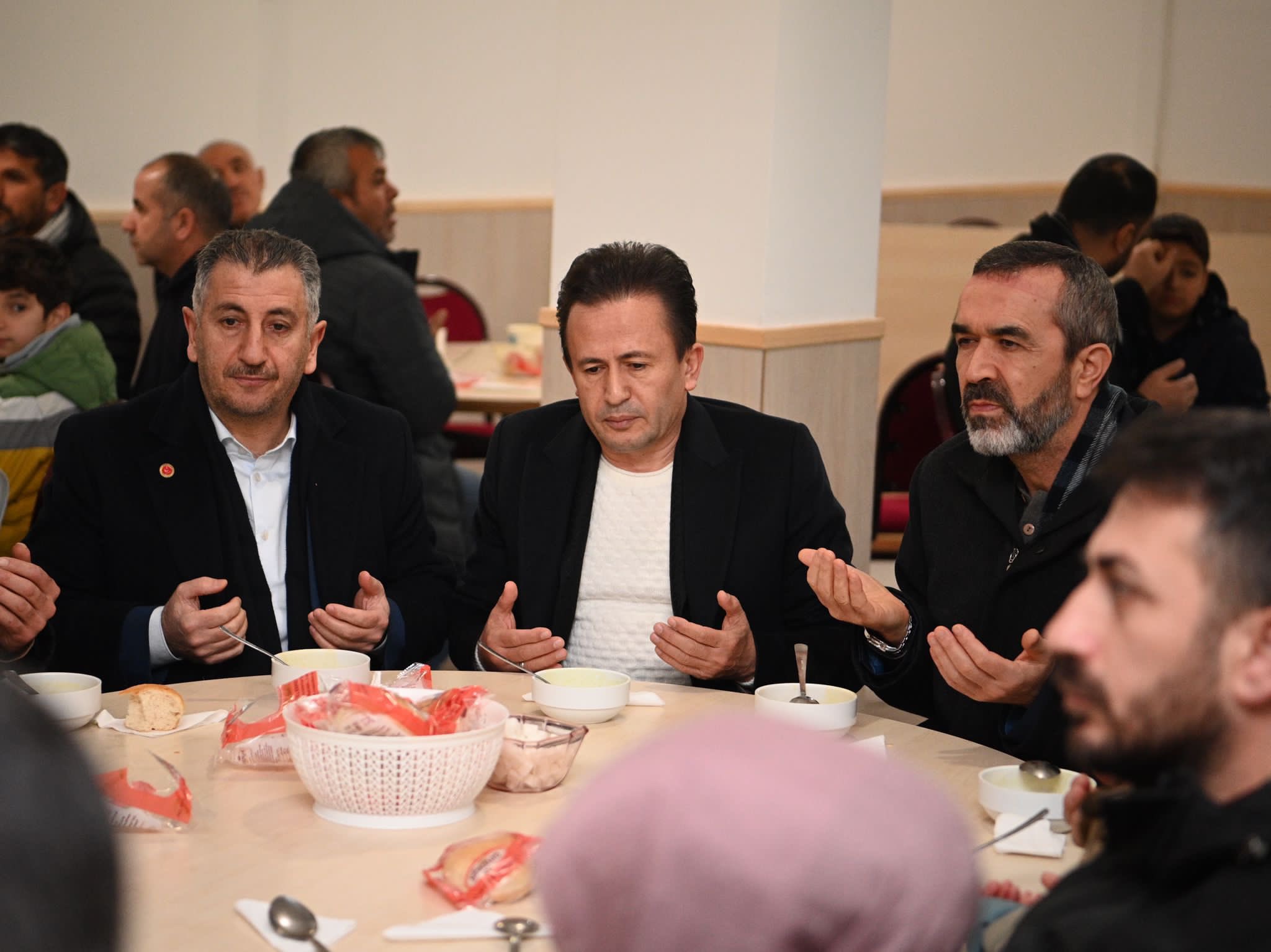 Tuzla Belediye Başkanı Dr. Şadi Yazıcı, Şehitler İçin Dualar Okudu ve Cami Cemaatine Çorba İkramında Bulundu”