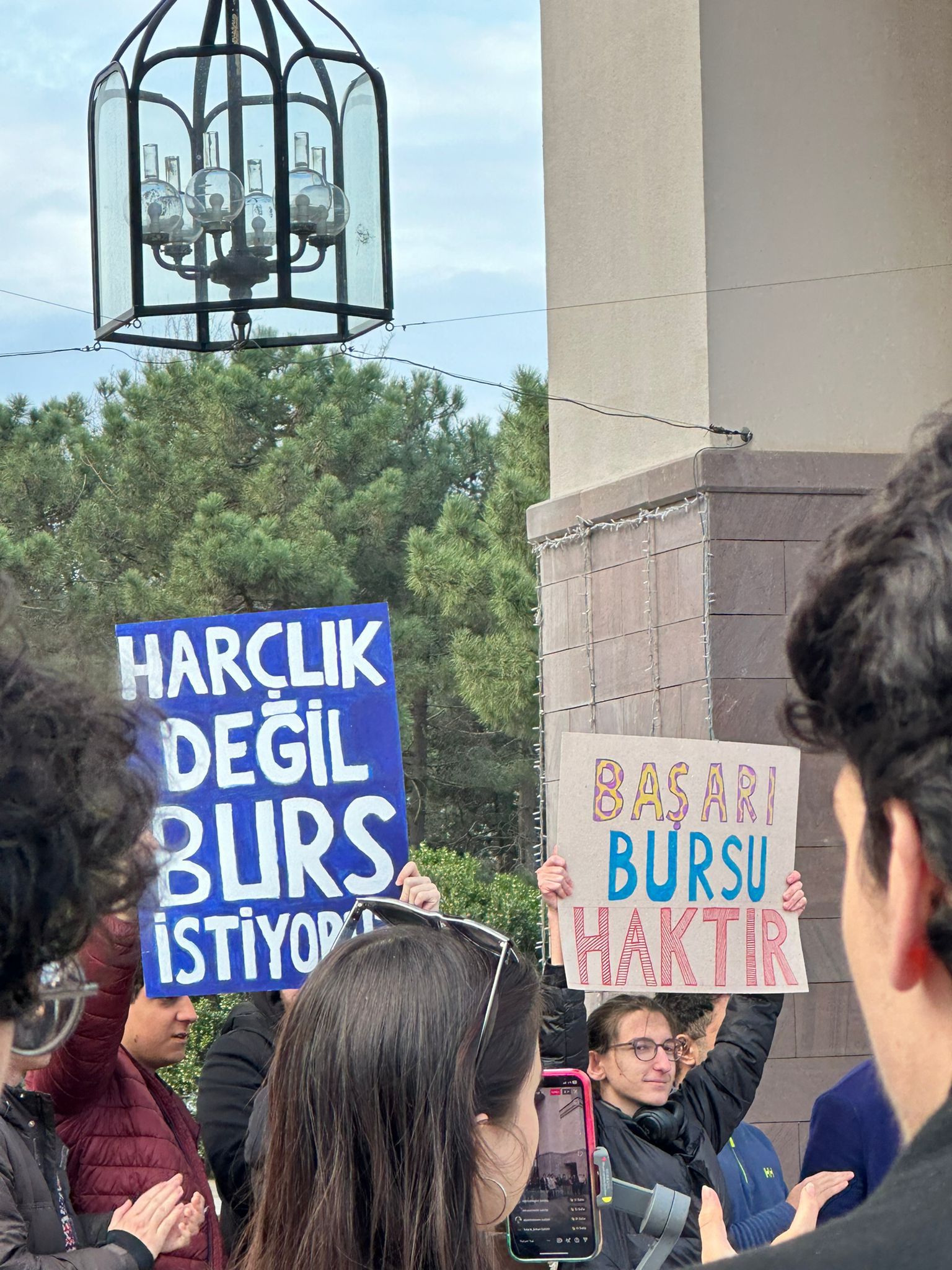 Koç Üniversitesi’nde sular durulmuyor, öğrenciler ayaklandı!