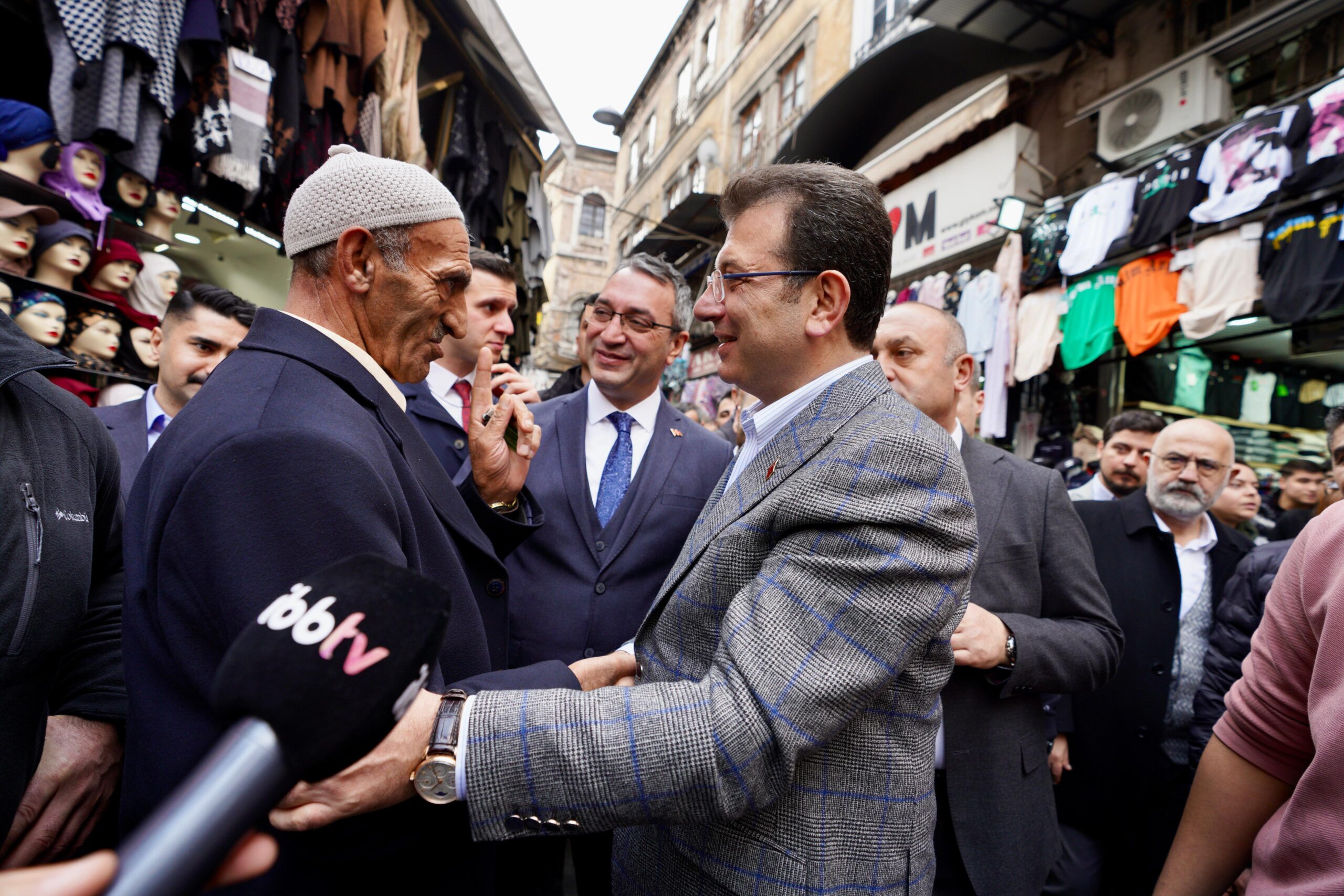 KÜRTÇE KONUŞAN VATANDAŞTAN İMAMOĞLU’NA: ALLAH’IN ELİ SENİN ÜSTÜNDE OLSUN; CAMİYE GİTTİM, SANA DUA ETTİM