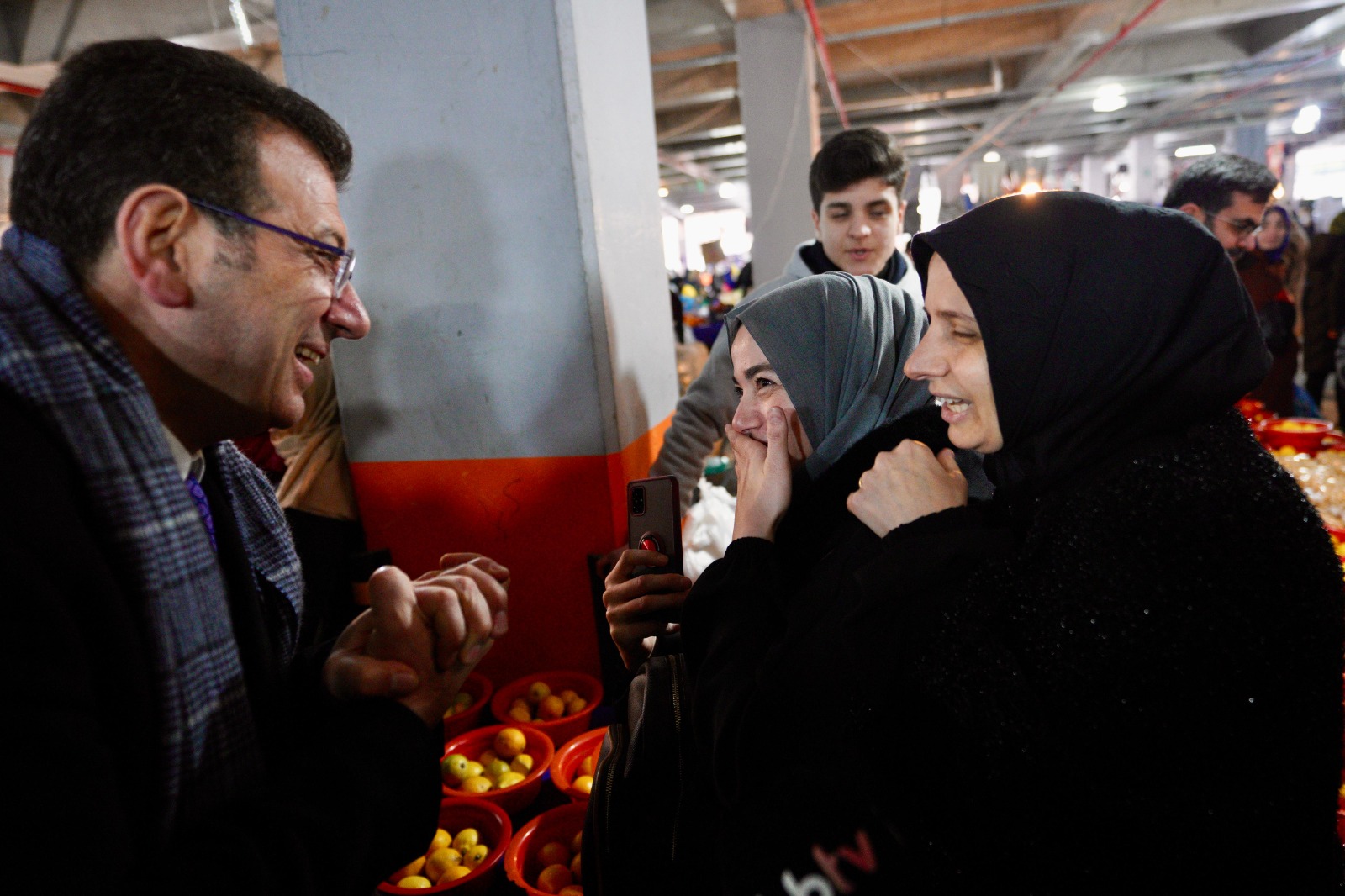 BAŞKAN İMAMOĞLU VE KILIÇ’TAN BAĞCILAR’DA PAZAR ZİYARETİ