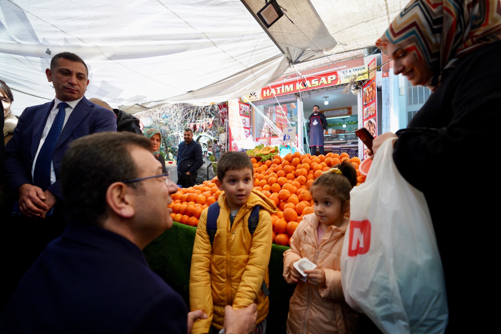 PAZAR ESNAFINDAN İMAMOĞLU’NA: SÜTLERİMİZ HER AY KAPIMIZA GELİYOR BAŞKANIM