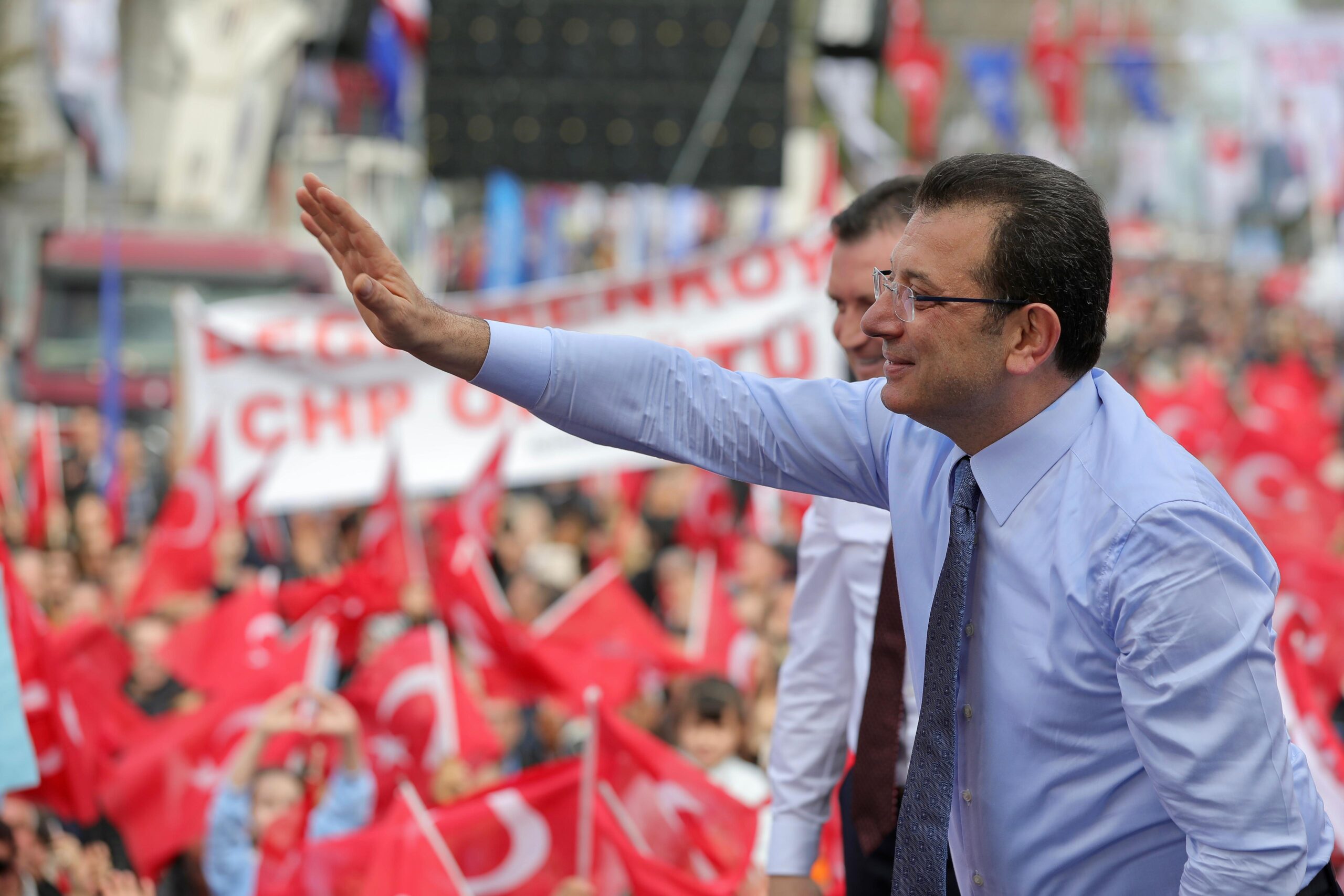 DAVETİN BELGESİNİ SİLİVRİ ATATÜRK MEYDANI’NDAN PAYLAŞTI  İMAMOĞLU: FATİH BELEDİYE BAŞKANI’NA SUÇU ATIP, KAÇAR BU