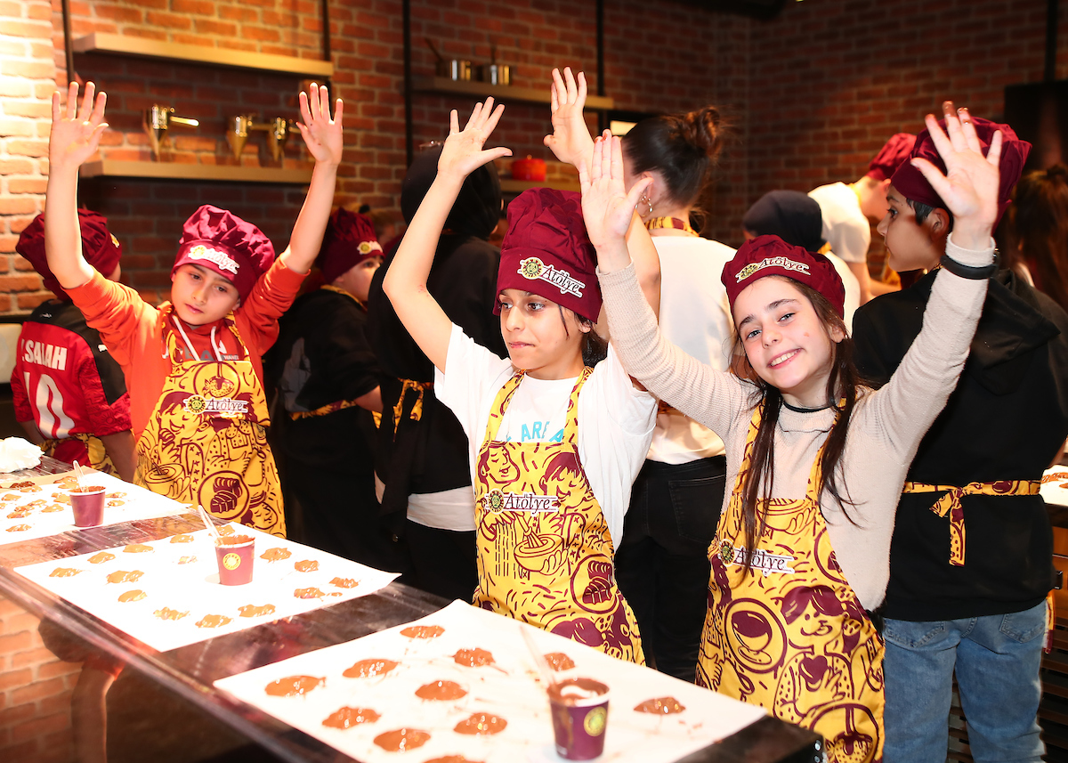 Anadolu Efes’in One Team projesinin katılımcıları, Kahve Dünyası’nın Çikolata Atölyesi’nde buluştu