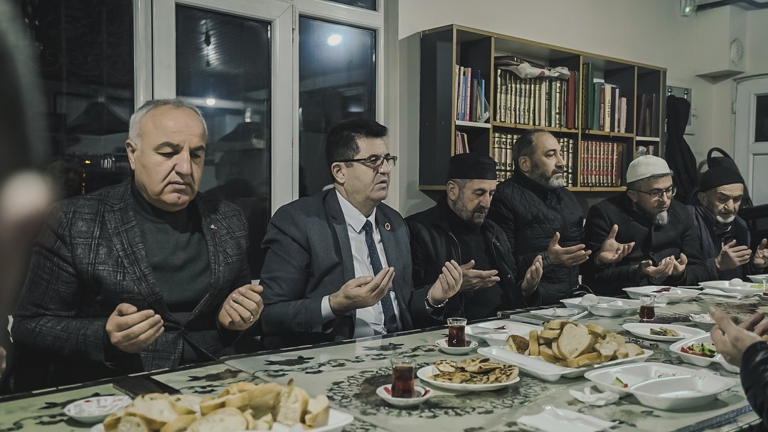 Çekmeköy’de CHP Belediye Başkan Adayı Çerkez’den Sabah Namazı Buluşması