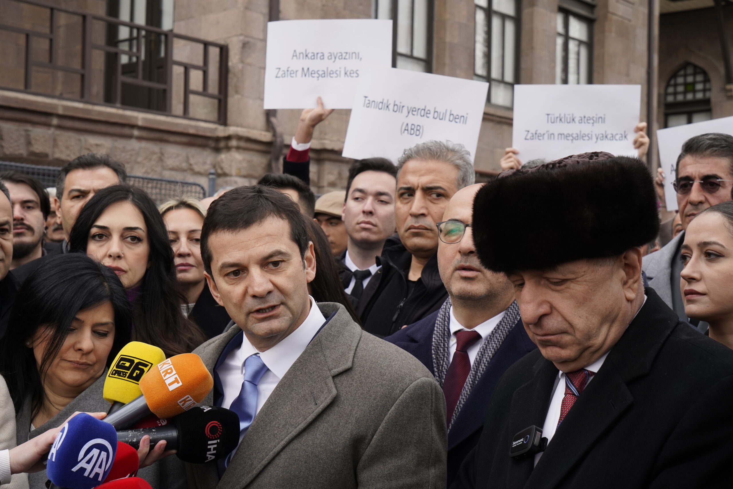 Zafer Partisi Genel Başkanı Prof. Dr. Ümit Özdağ, partimizin Ankara Büyükşehir Belediye Adayının Bartu Soral olduğunu açıkladı.