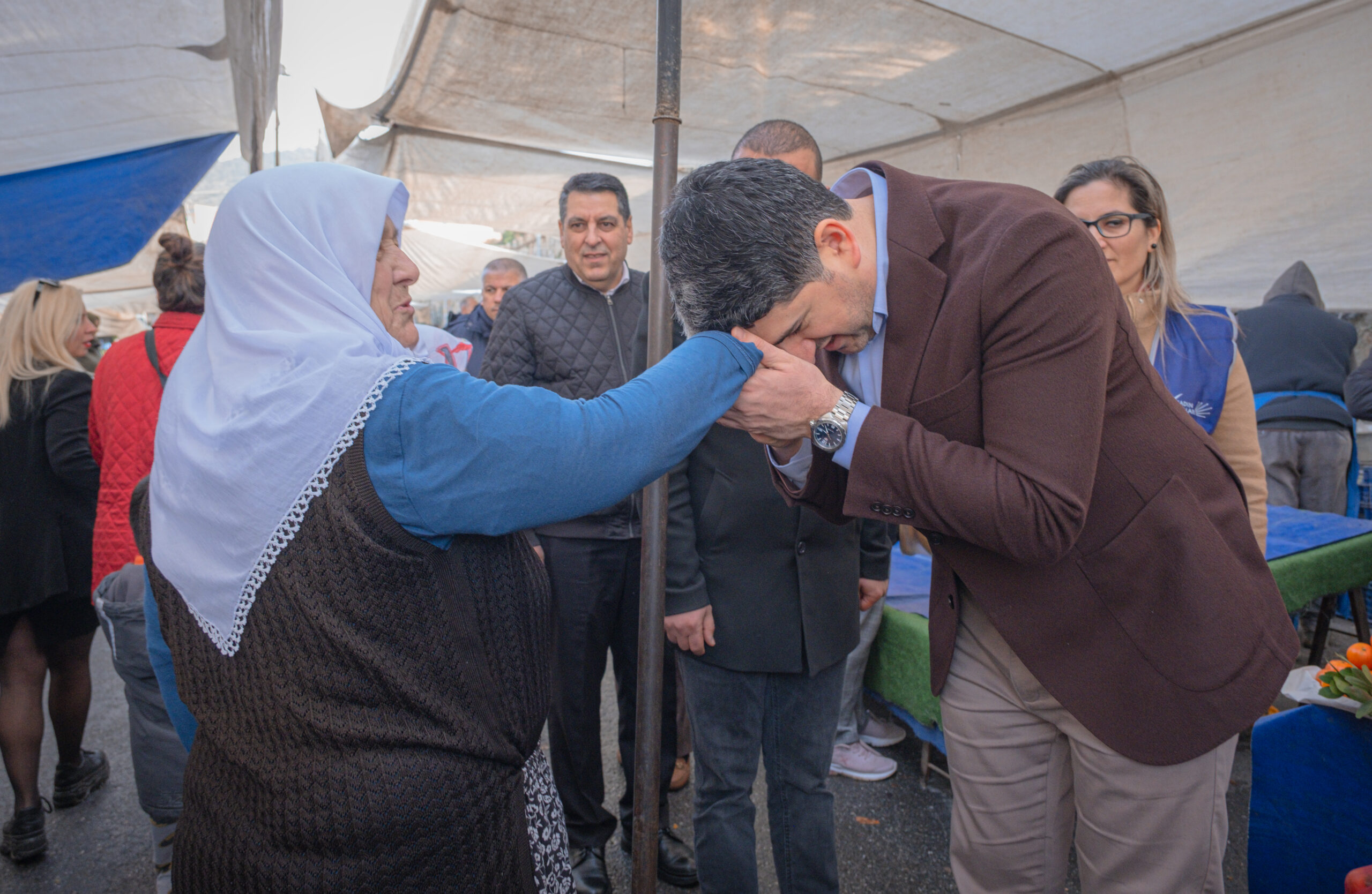 Cumhuriyet Halk Partisi Ataşehir Belediye Başkan adayı Onursal Adıgüzel, İnönü Mahallesi’nde pazarcı esnafı ve vatandaşlarla buluştu.  
