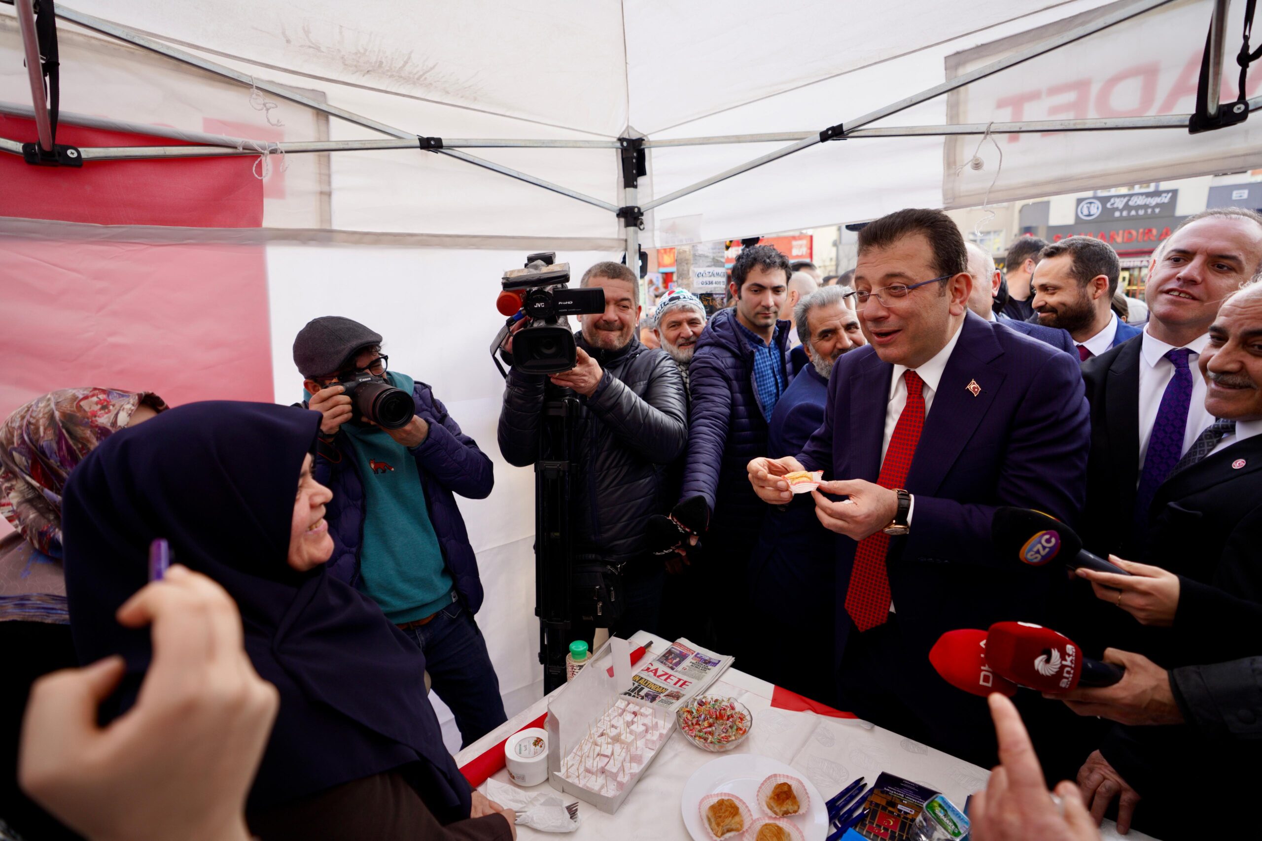 Sancaktepe’de Tartışmalı Ziyaret: İmamoğlu MHP Standına Neden Gönderildi?