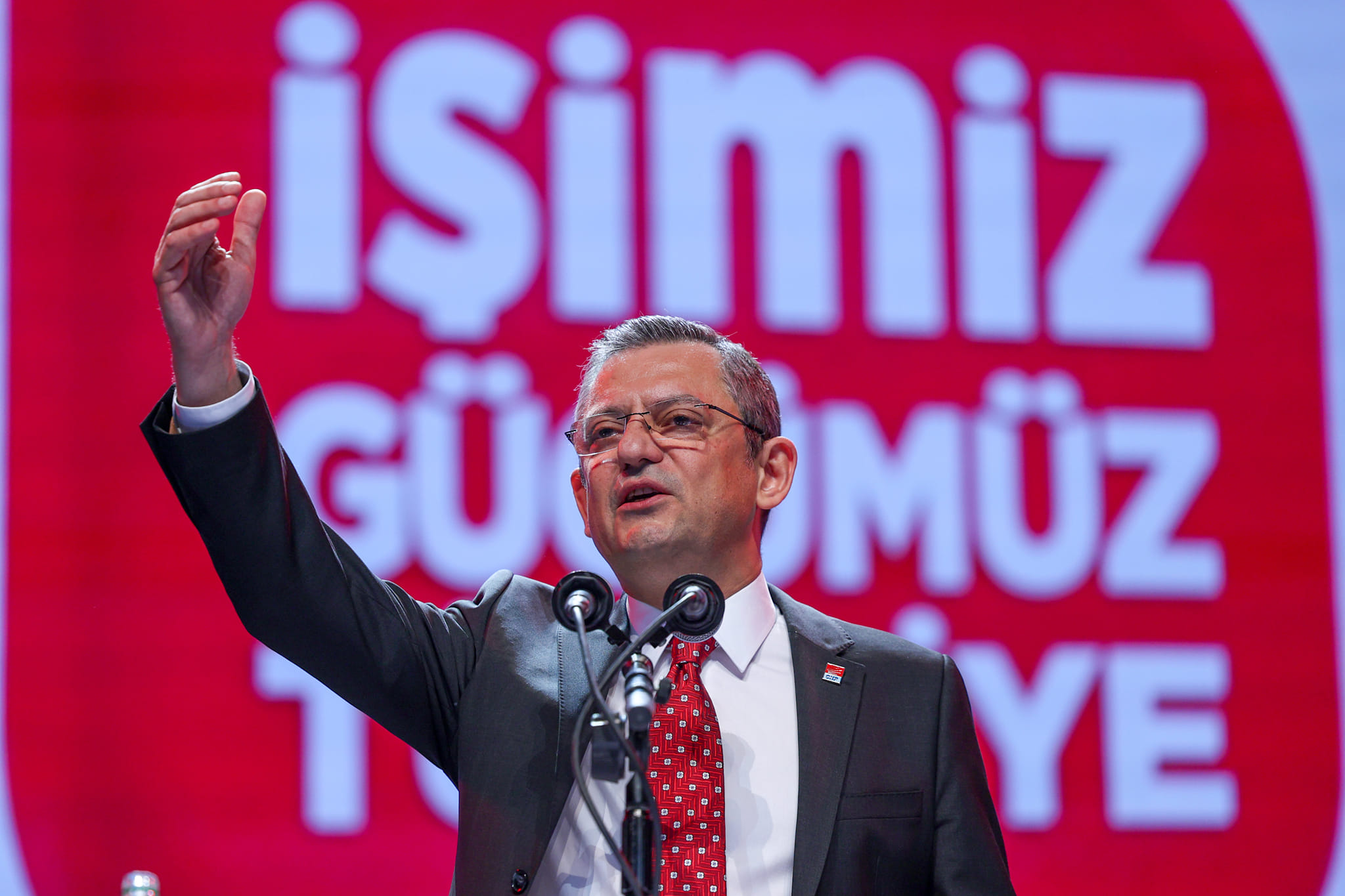 Özgür Özel’den Sert Tepki: “Bu Darbeye Sonuna Kadar Direneceğiz!”