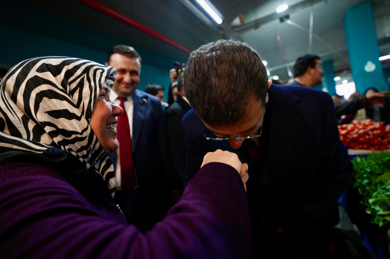 YİNE SEMT PAZARI, YİNE İLGİNÇ DİYALOGLAR  AK PARTİ SEÇMENİ VATANDAŞ:  İMAM HATİPLİ EŞİM İLE CHP’YE OY VERECEĞİZ. İNŞALLAH BİZİ UTANDIRMAZSINIZ BUNLAR GİBİ  İMAMOĞLU:   BİZ DE LAYIK OLACAĞIZ. EN ÇOK SORUMLULUĞUM SİZE