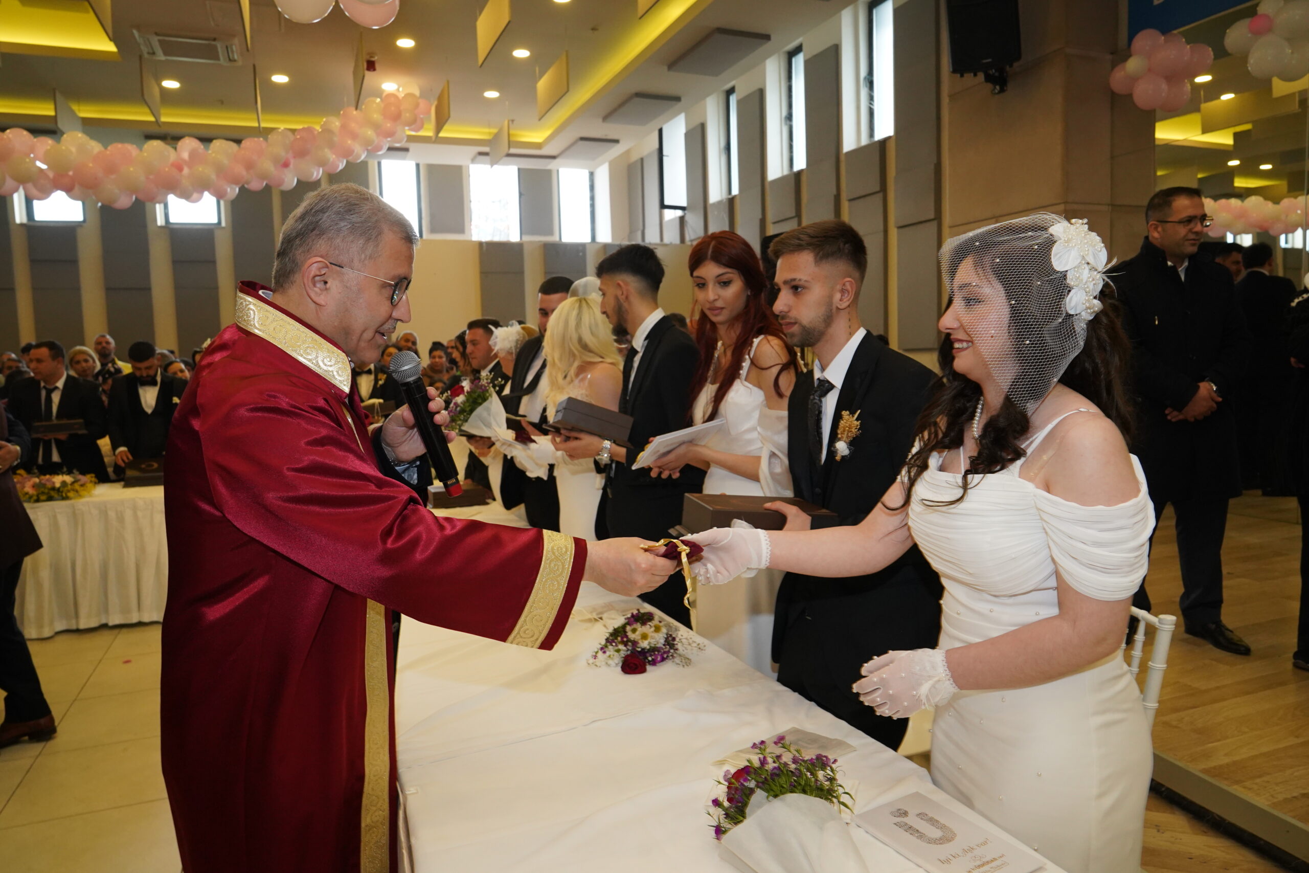 Üsküdar’da 17 Roman Çiftin Nikahı Kıyıldı