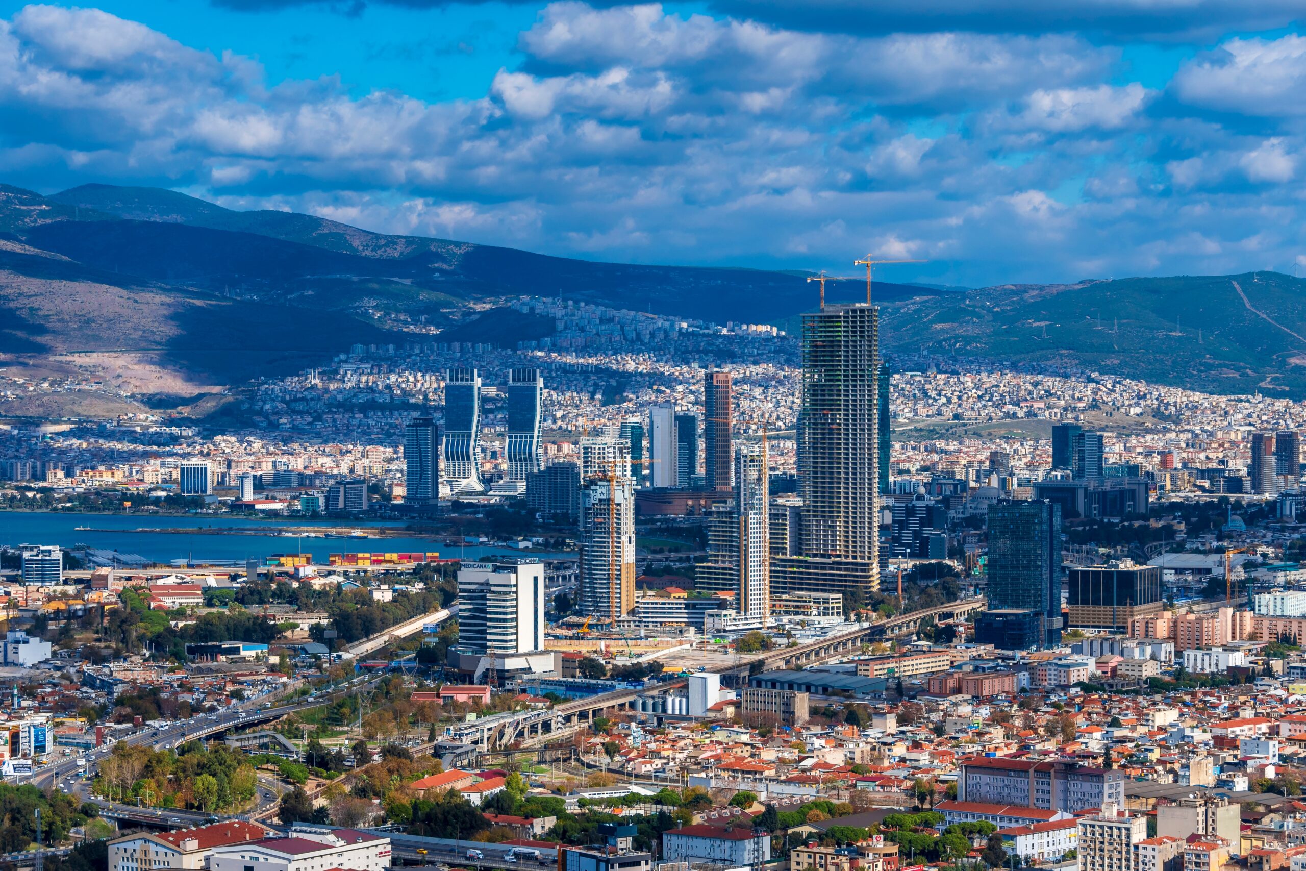 İzmir Büyükşehir Belediyesi’nden Zorunlu Açıklama: “Taşınmazlarımıza El Konulamaz”