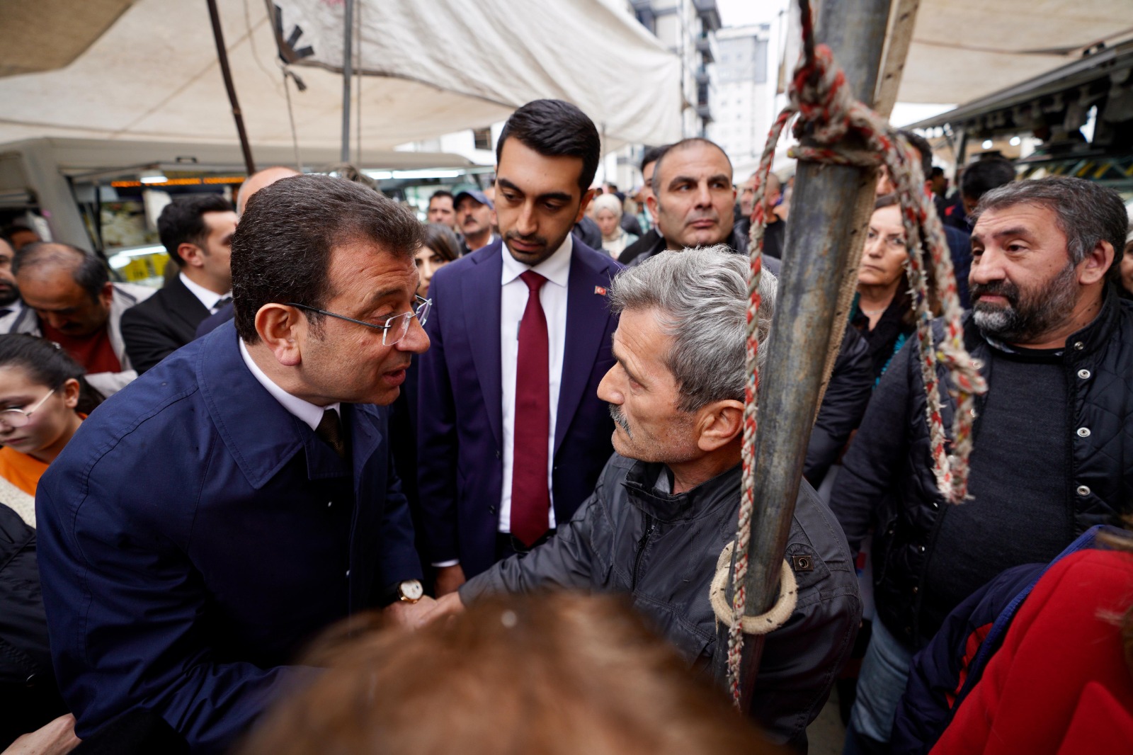 EMEKLİ VATANDAŞTAN PAZARDA KARŞILAŞTIĞI İMAMOĞLU’NA: BİR ŞEY DİYECEĞİM AMA RECEP TAYYİP ERDOĞAN DUYABİLECEK Mİ DEDİĞİMİ?